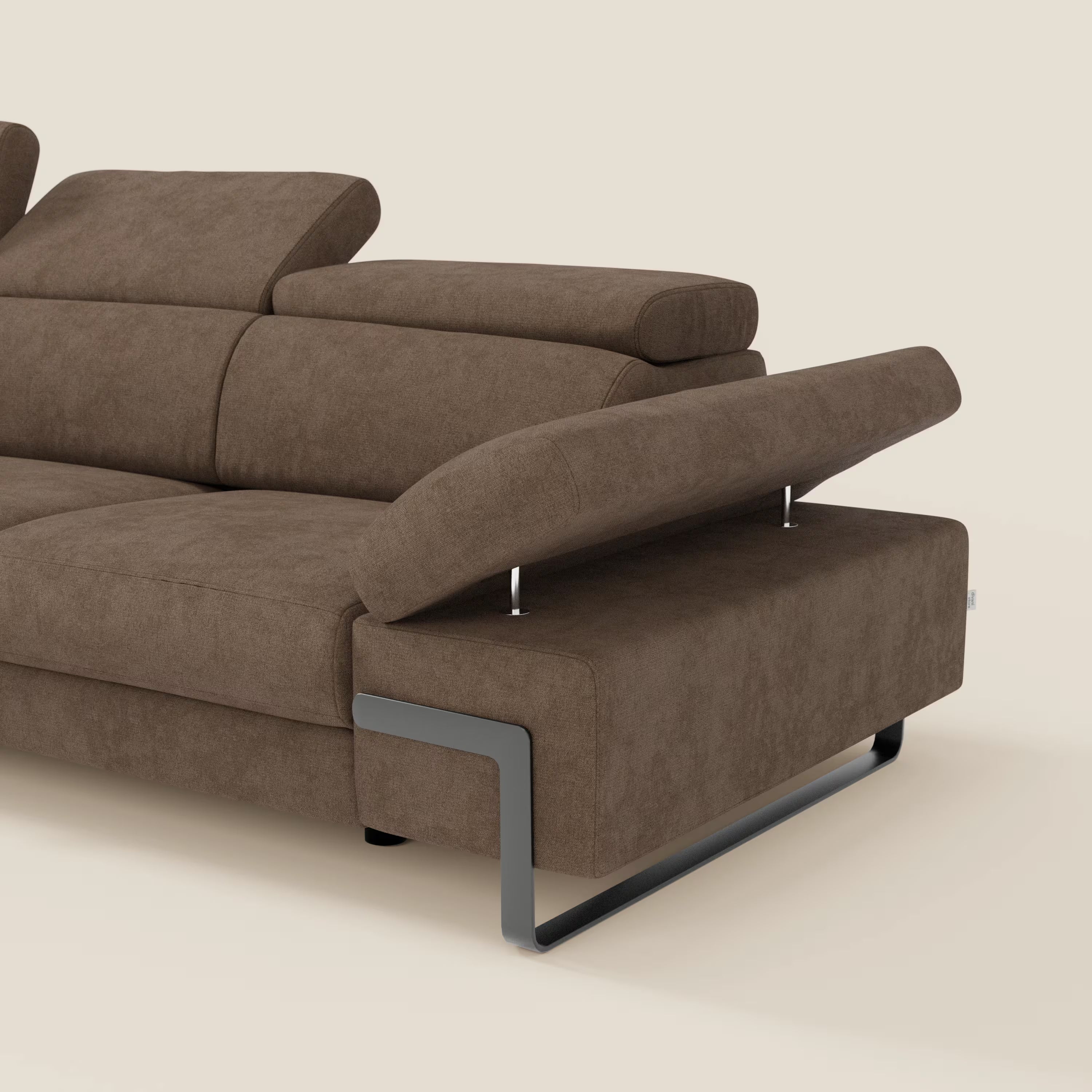 Il divano angolare estraibile Zayana di Divani.Store, in tessuto impermeabile T02 marrone, è caratterizzato da braccioli e poggiatesta reclinabili, gambe in metallo e bracciolo destro rialzato con barre di sostegno in metallo, su sfondo beige.