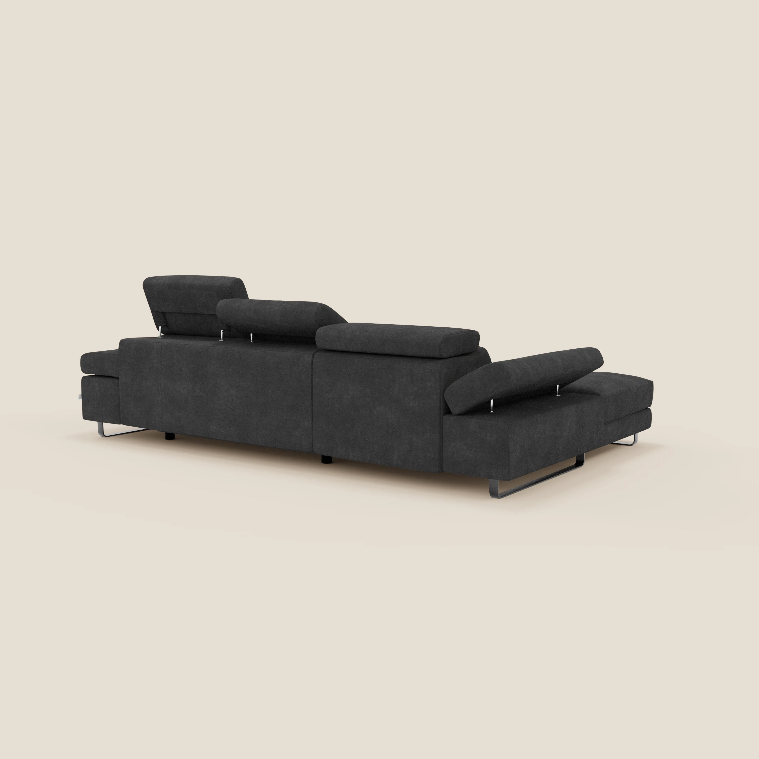 Il divano angolare estraibile Zayana di Divani.Store, presentato dal retro su sfondo beige, è caratterizzato da braccioli e poggiatesta reclinabili, tessuto impermeabile nero T02, gambe in metallo e un look elegante e di basso profilo.