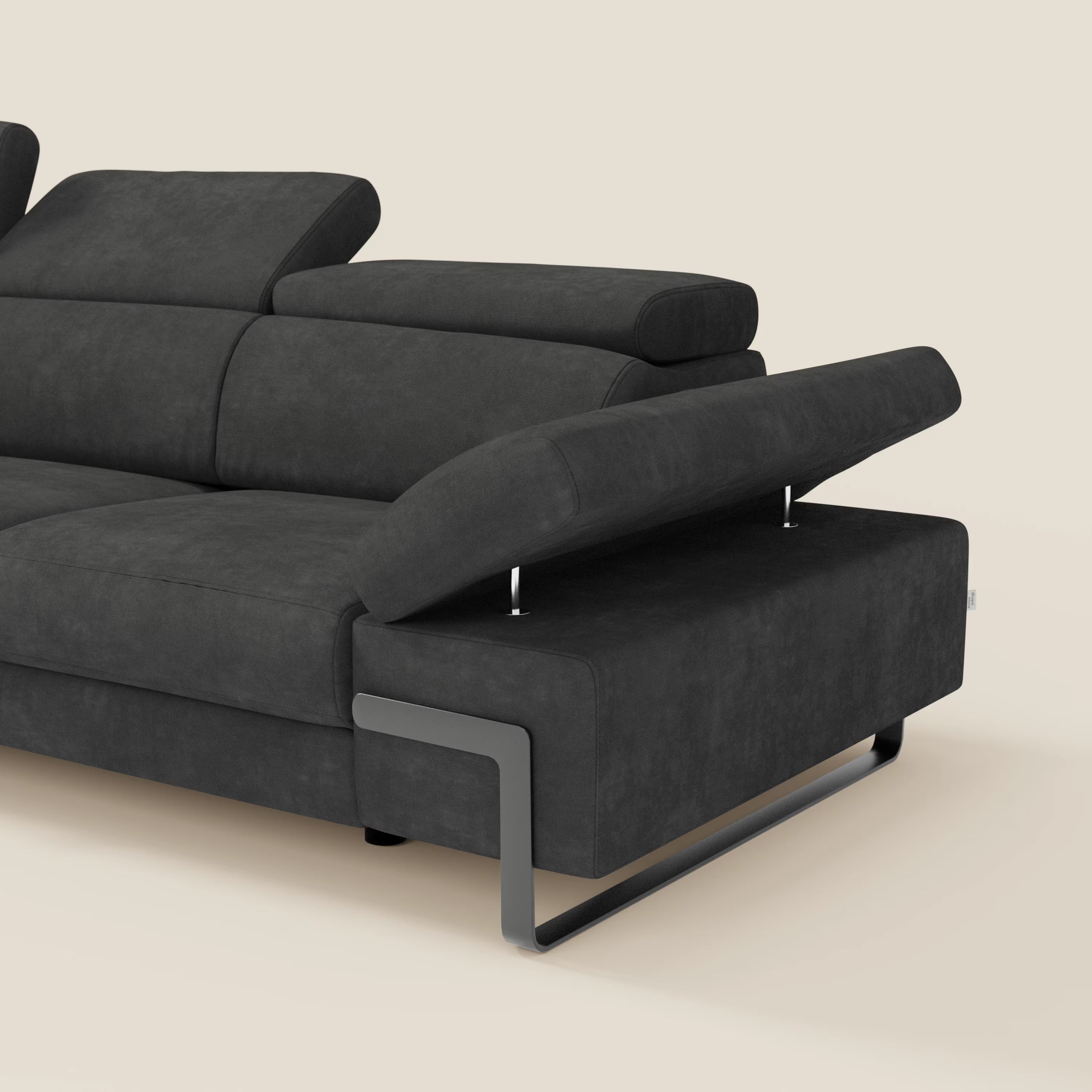 Il divano angolare estraibile Zayana di Divani.Store, in impermeabile T02 nero, è caratterizzato da braccioli e poggiatesta reclinabili con eleganti gambe in metallo. Il bracciolo rialzato mette in risalto la funzione divano relax, su uno sfondo beige semplice.