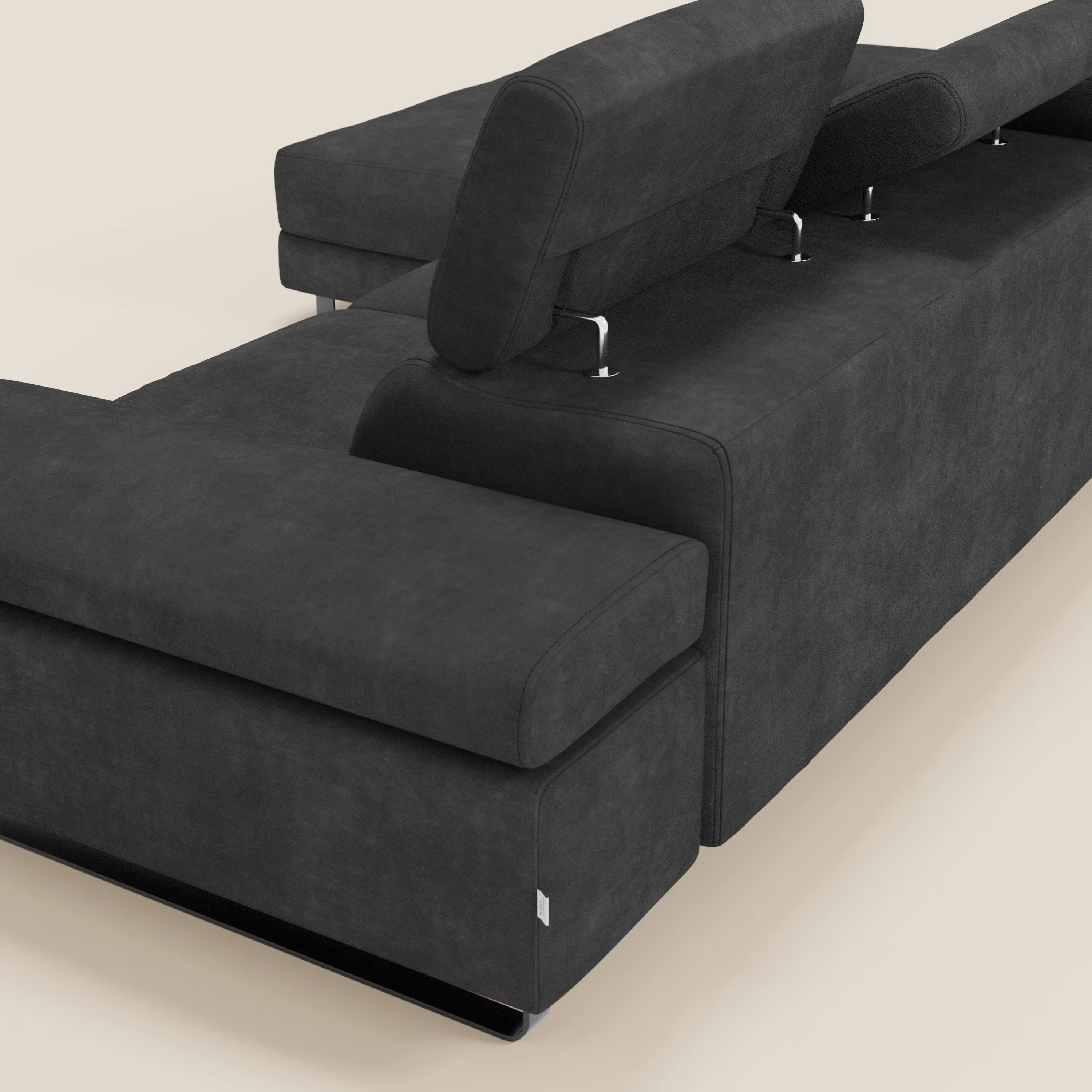 Il divano angolare estraibile Zayana di Divani.Store in tessuto impermeabile T02 nero è caratterizzato da ampi braccioli e poggiatesta reclinabili. Visto dall'angolo posteriore, mette in risalto la morbida imbottitura e le linee eleganti e moderne su un pavimento beige chiaro.