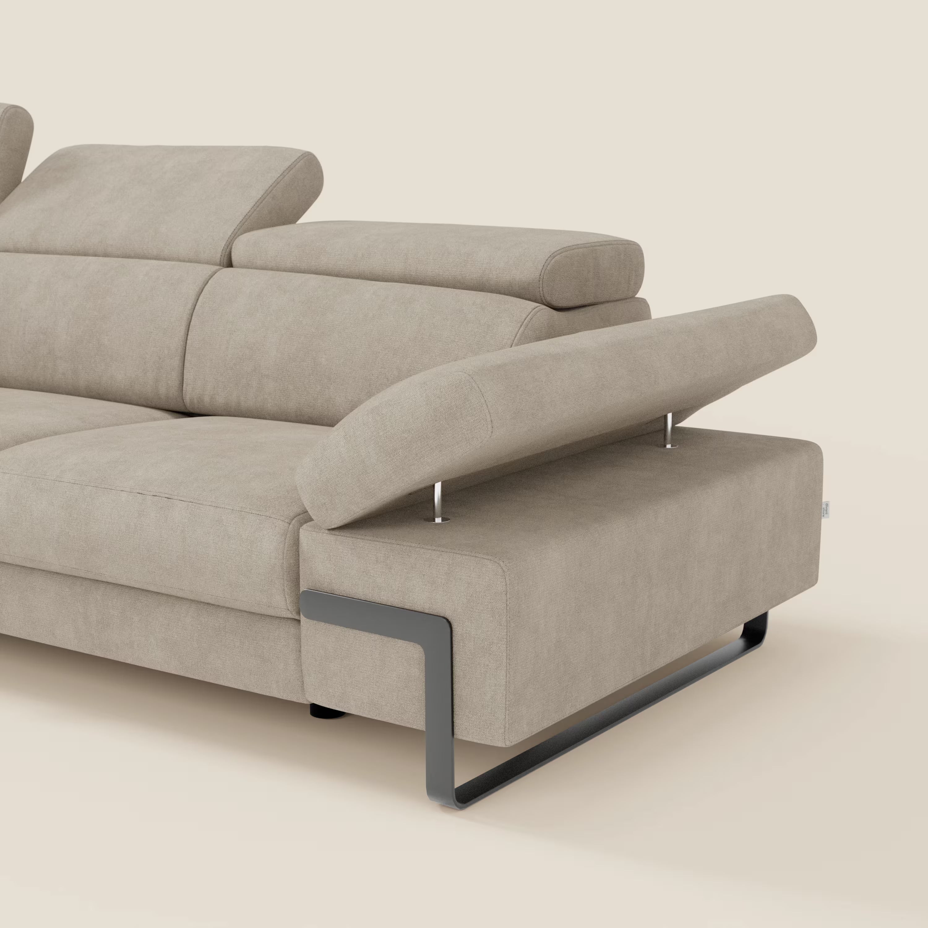 Il divano angolare estraibile Zayana di Divani.Store è caratterizzato da braccioli e poggiatesta reclinabili, tessuto impermeabile T02 panna e gambe in metallo nero per uno stile moderno e minimalista.