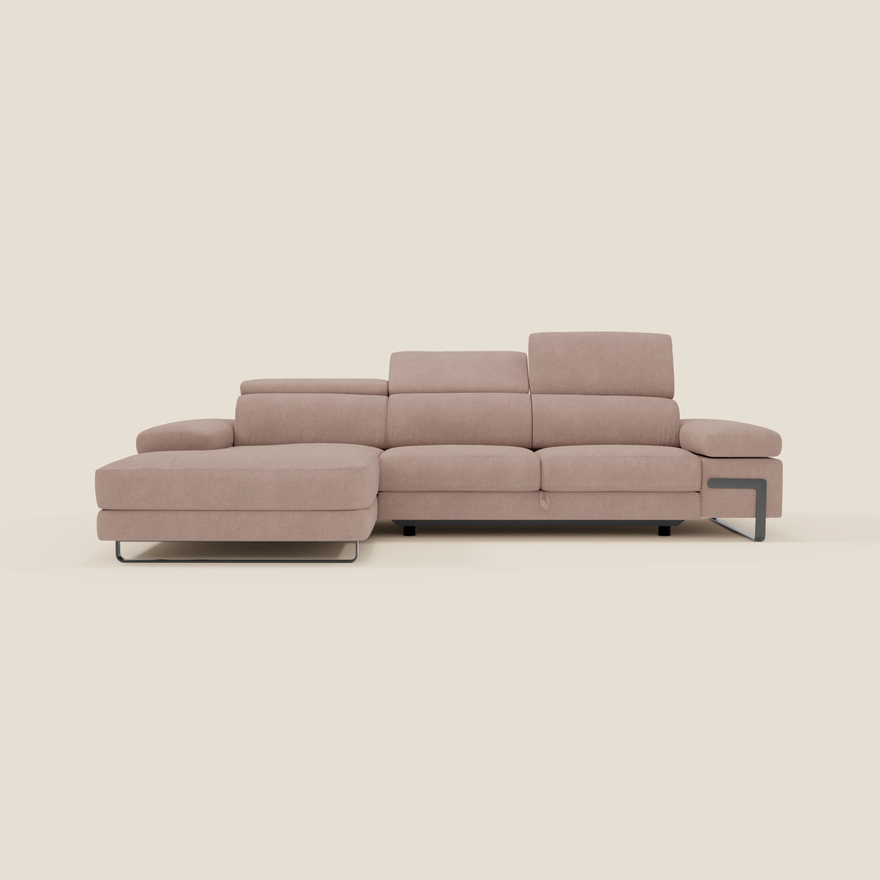 Il divano angolare estraibile Zayana di Divani.Store è caratterizzato da braccioli e poggiatesta reclinabili in tessuto impermeabile rosa T02, con un'elegante chaise lounge sul lato sinistro, su uno sfondo beige semplice per un look minimalista.