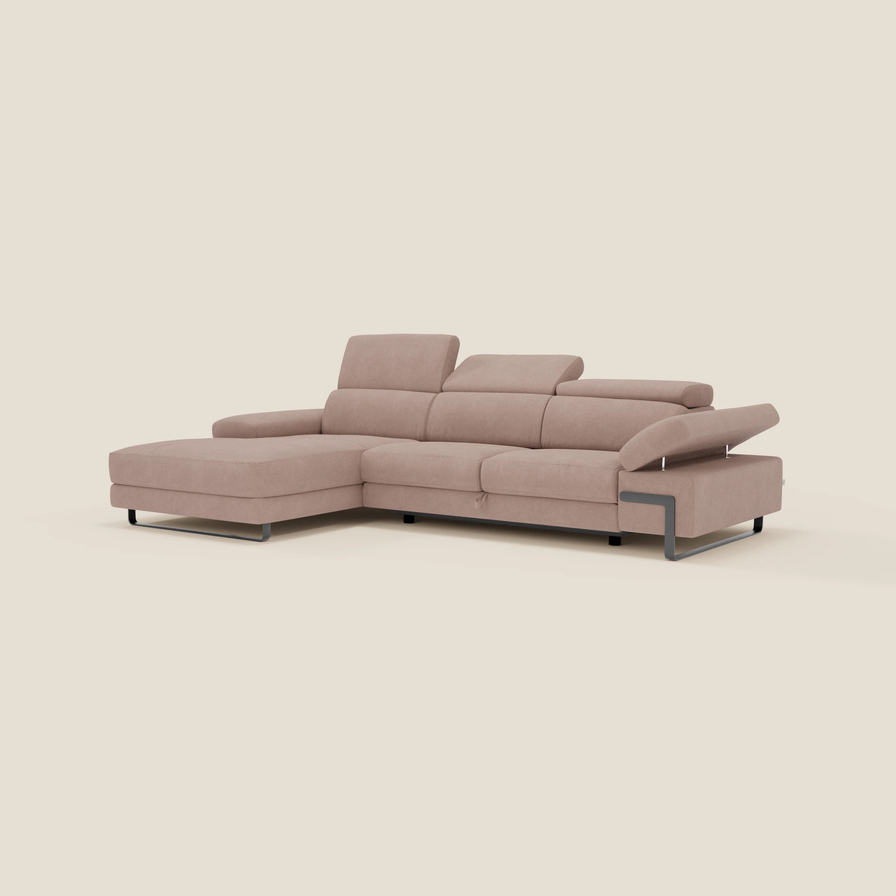 Il divano angolare estraibile Zayana di Divani.Store è caratterizzato da braccioli e poggiatesta reclinabili, tessuto impermeabile T02 rosa e chaise lounge a sinistra, che offrono un design contemporaneo su uno sfondo bianco sporco.