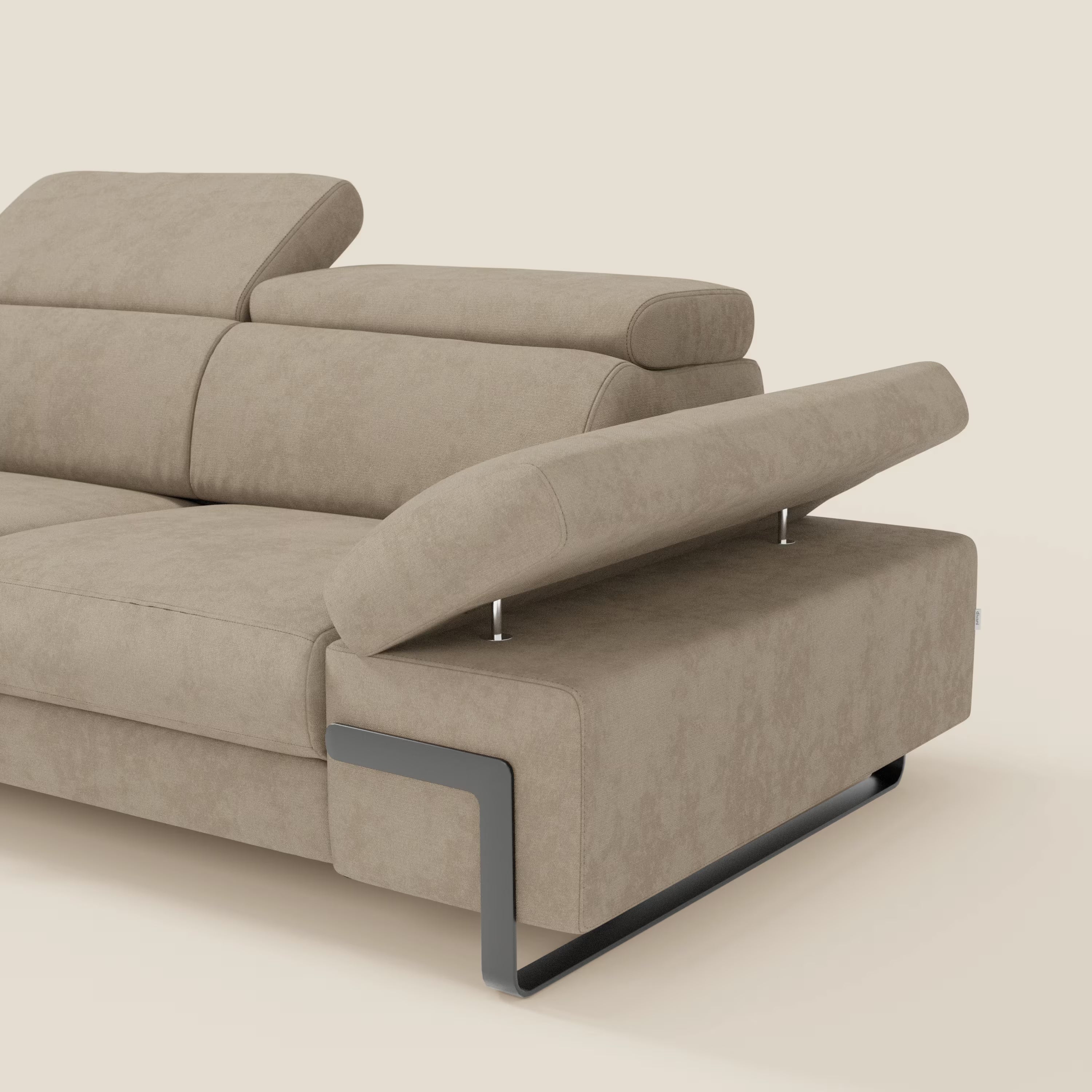 Il divano 3 posti Zayana di Divani.Store è caratterizzato da braccioli e poggiatesta regolabili, un elemento estraibile e un rivestimento in tessuto impermeabile beige T02 con gambe metalliche, in bella mostra su uno sfondo chiaro.