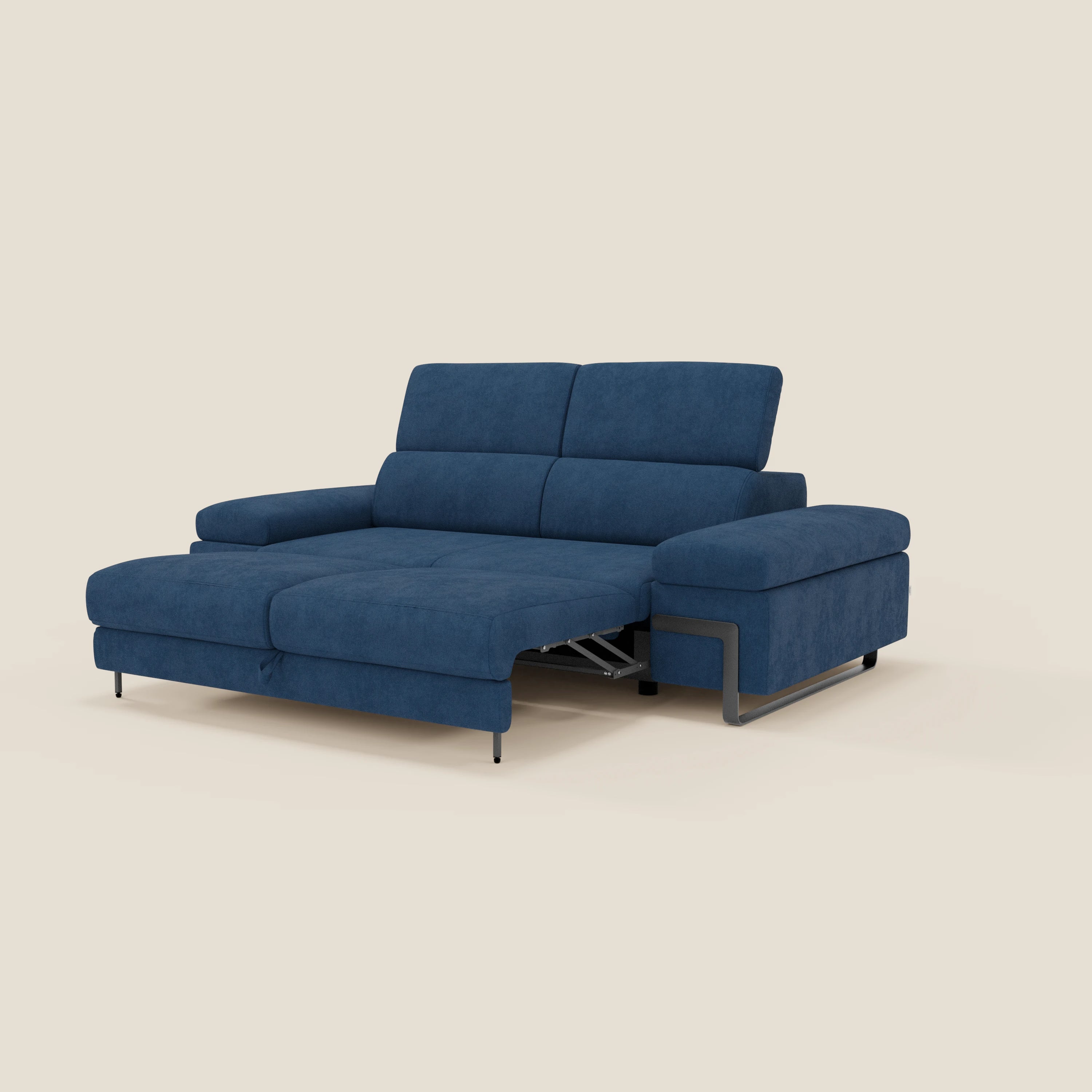 Zayana Divano 3 posti di Divani.Store è un moderno componibile blu con tessuto impermeabile T02, braccioli e poggiatesta regolabili, elemento estensibile, cuscini spessi e dettagli metallici eleganti, perfetti su uno sfondo beige semplice.