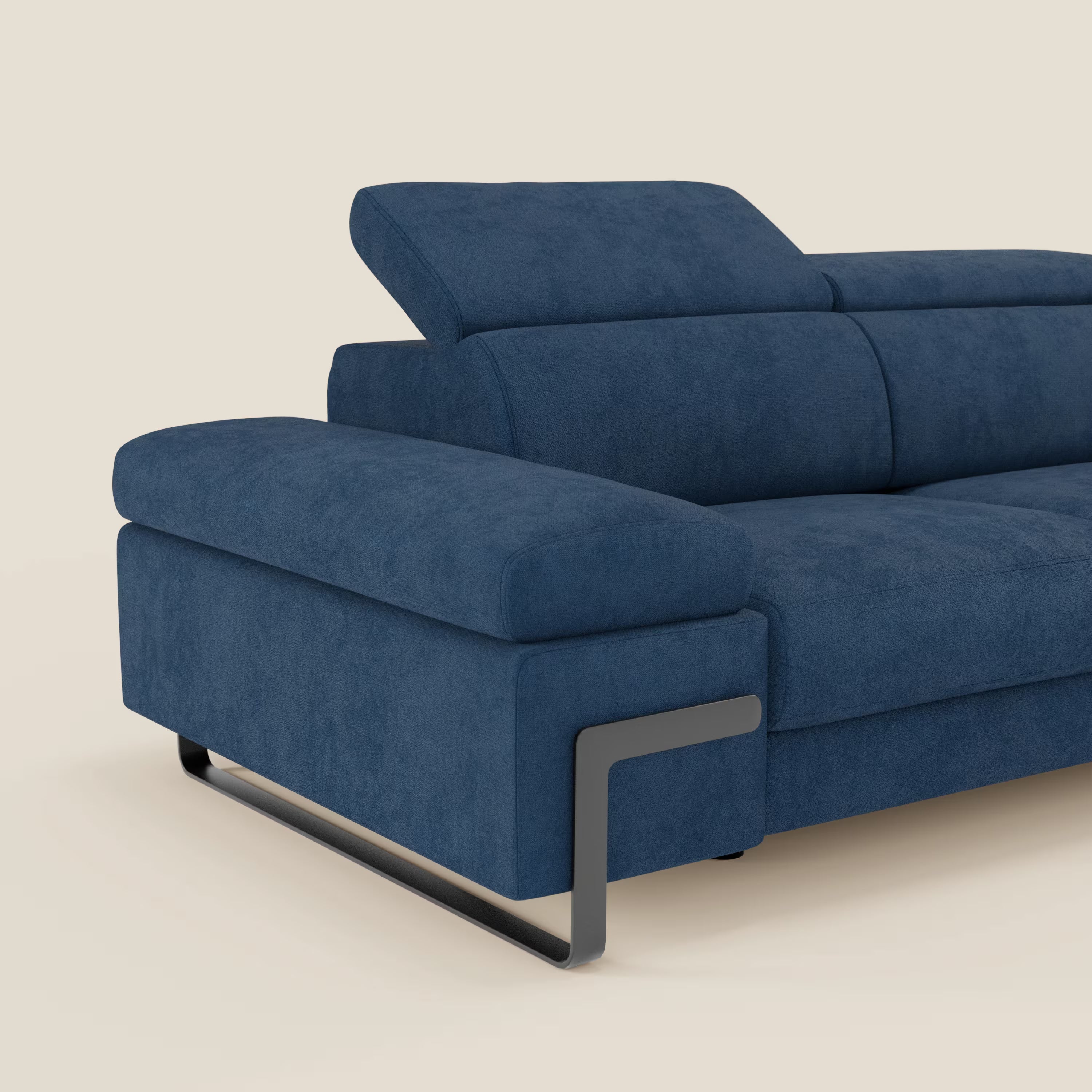 Lo Zayana Divano 3 posti di Divani.Store, in tessuto impermeabile T02 blu con braccioli e poggiatesta regolabili ed elemento estraibile, spicca per il design moderno su sfondo beige chiaro.