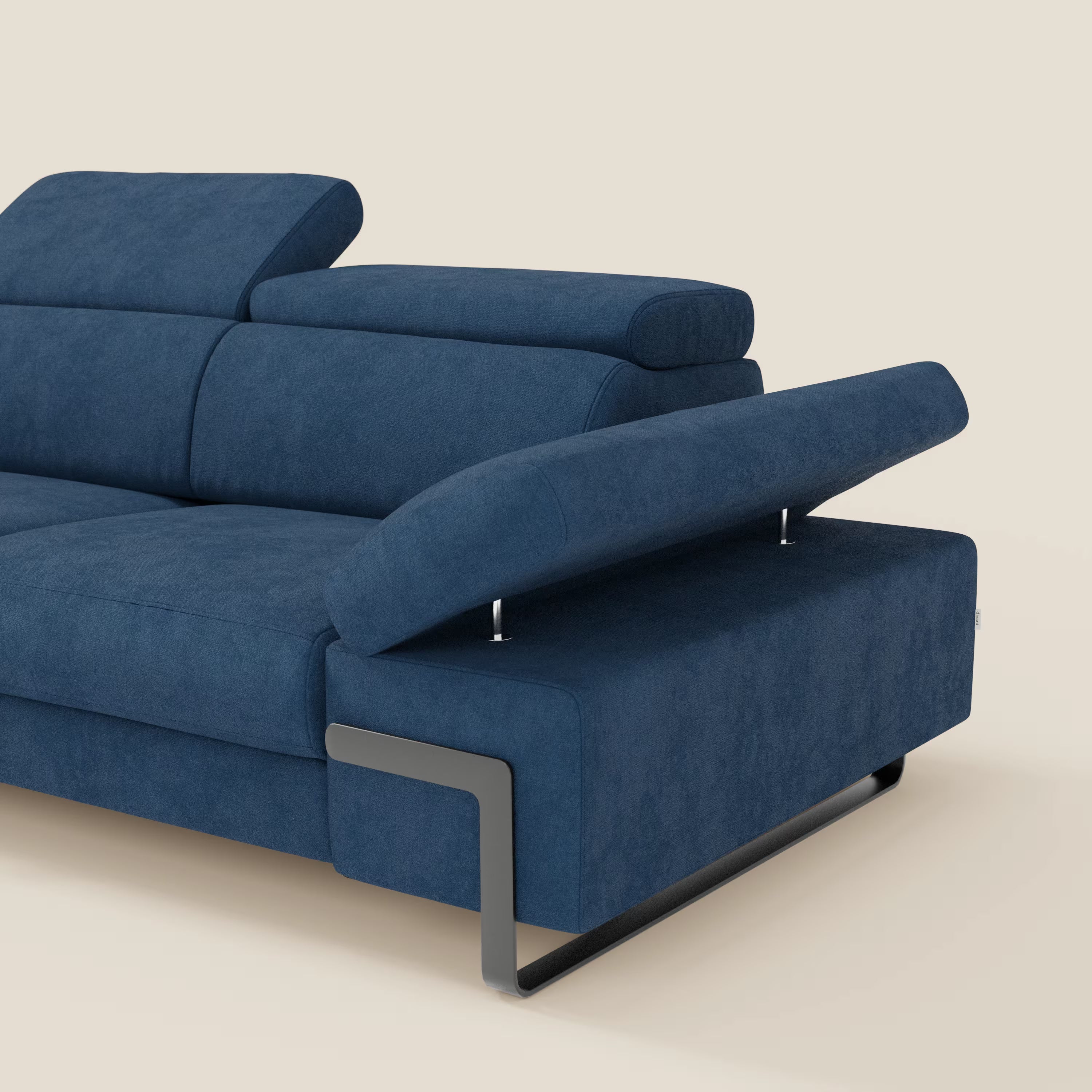 Il divano 3 posti Zayana di Divani.Store, in tessuto impermeabile T02 blu, è caratterizzato da braccioli e poggiatesta regolabili, elemento estraibile, cuscini in feltro e struttura di base in metallo. Il tutto su uno sfondo beige chiaro.