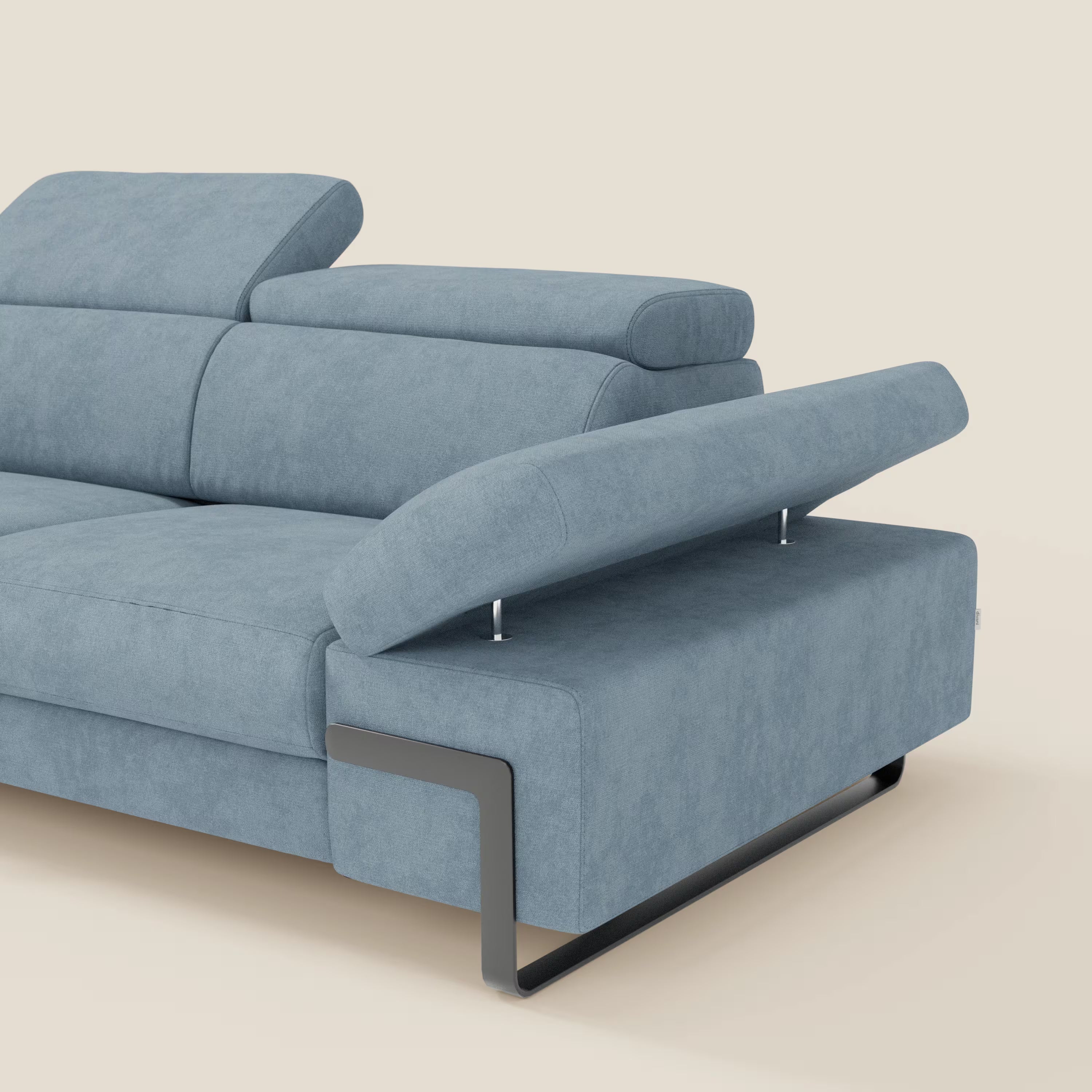 Il divano 3 posti Zayana di Divani.Store, in tessuto impermeabile T02 carta da zucchero, è caratterizzato da braccioli e poggiatesta regolabili, sezione estraibile, schienali imbottiti e base in metallo nero, il tutto su uno sfondo beige chiaro.