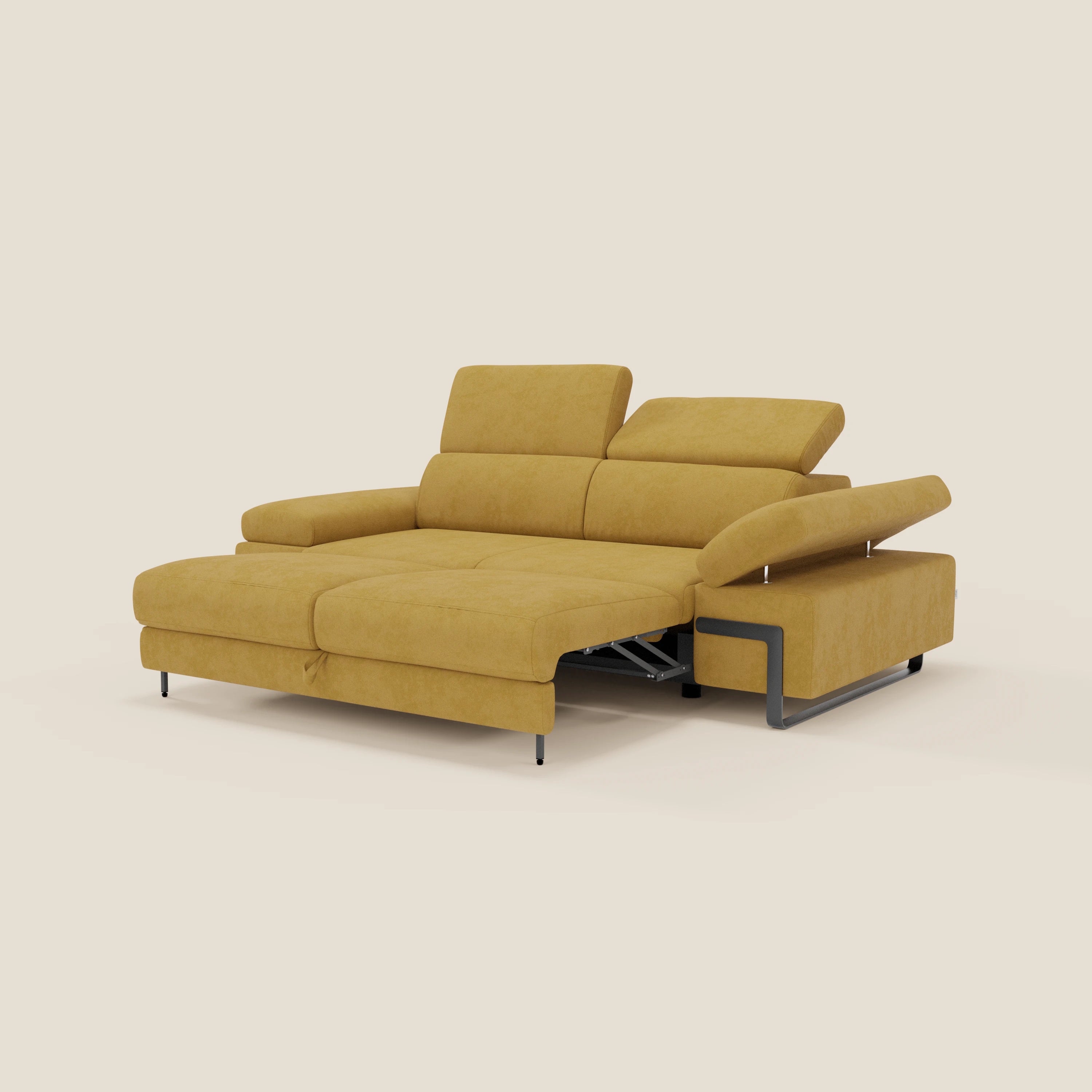 Il Divano 3 posti Zayana di Divani.Store è dotato di braccioli e poggiatesta regolabili, un elemento estraibile per il massimo comfort, tessuto impermeabile T02 giallo e gambe nere minimaliste, perfetto su sfondo beige.