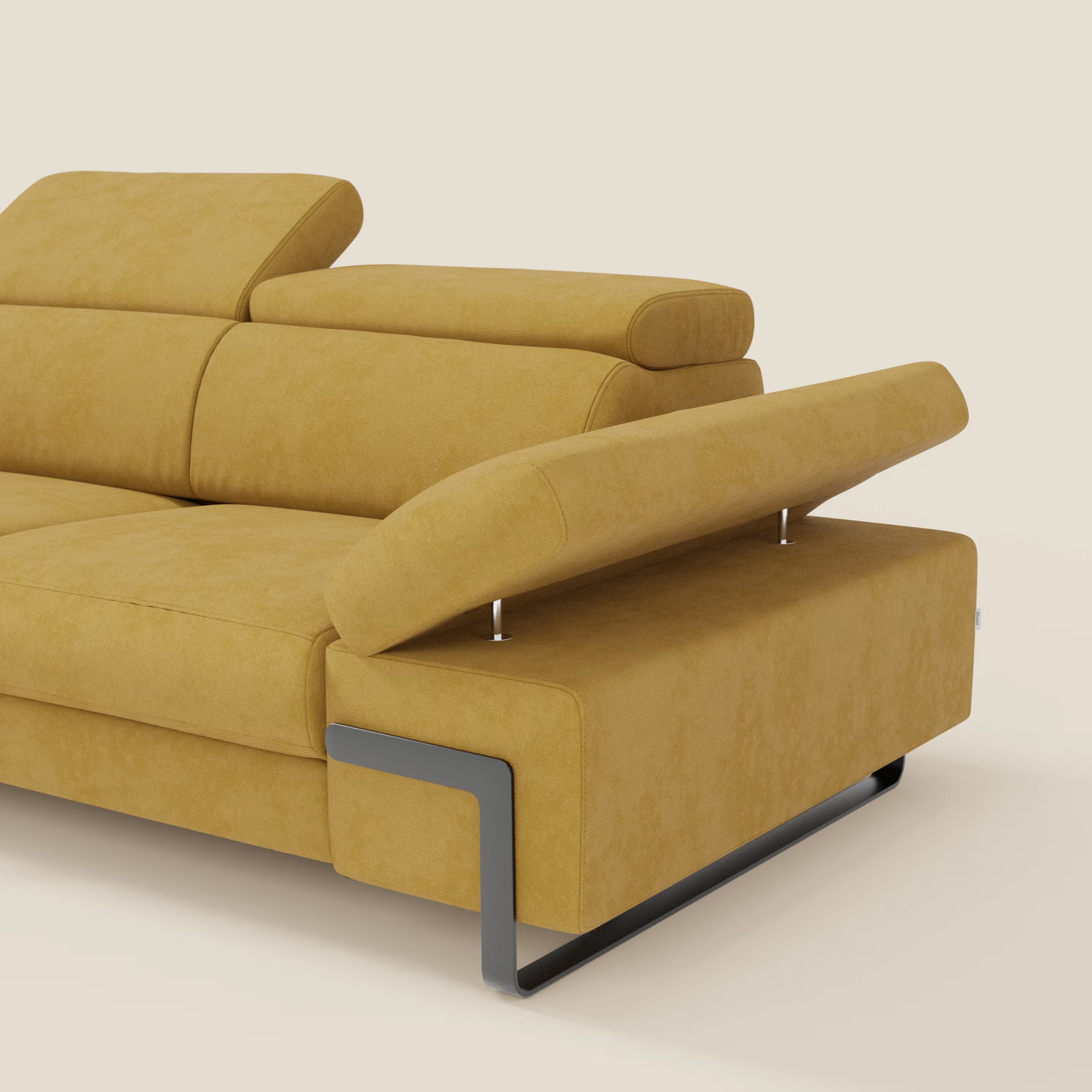 Il Divano 3 posti Zayana di Divani.Store in tessuto impermeabile T02 giallo presenta braccioli e poggiatesta regolabili, un elemento estraibile, linee pulite e una base in metallo nero, perfetta contro uno sfondo neutro.