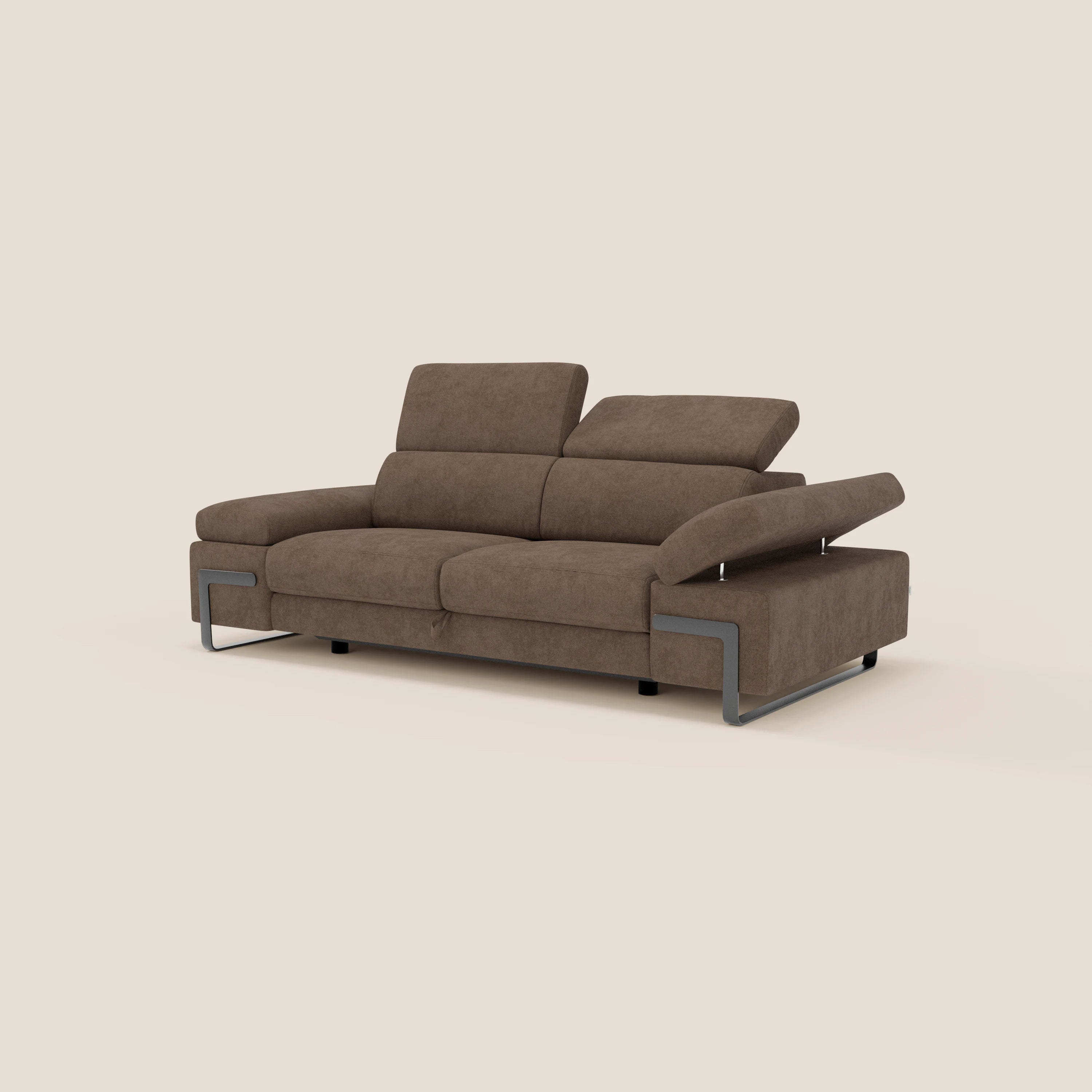 Zayana Divano 3 posti di Divani.Store è caratterizzato da ampi cuscini, braccioli e poggiatesta regolabili, eleganti gambe in metallo e tessuto impermeabile marrone T02: un elegante divano contemporaneo su uno sfondo beige chiaro.