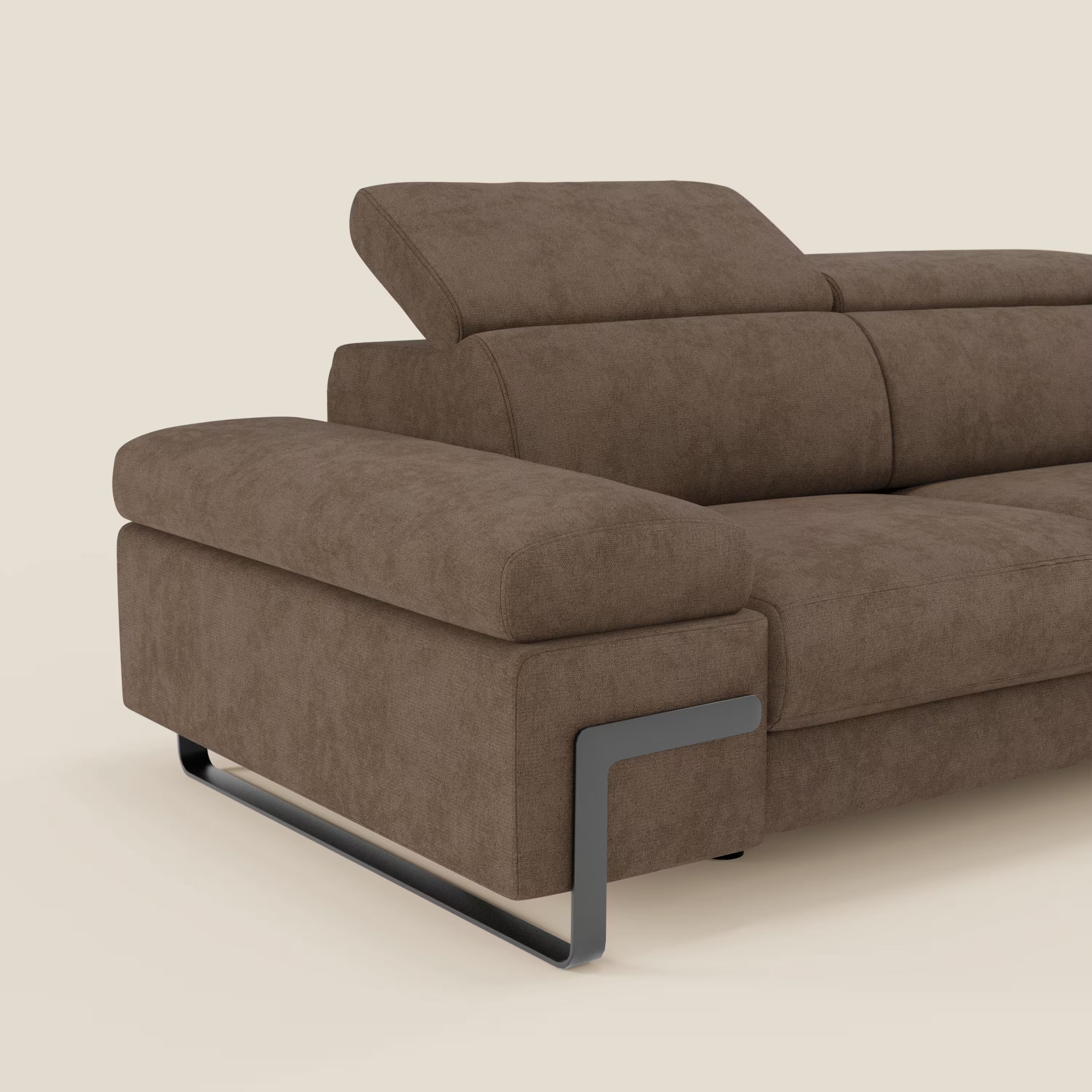 Il divano 3 posti Zayana di Divani.Store, in tessuto impermeabile T02 marrone, è caratterizzato da braccioli regolabili e poggiatesta con elemento estraibile, il tutto su uno sfondo beige chiaro. Una scelta moderna per il comfort e lo stile.