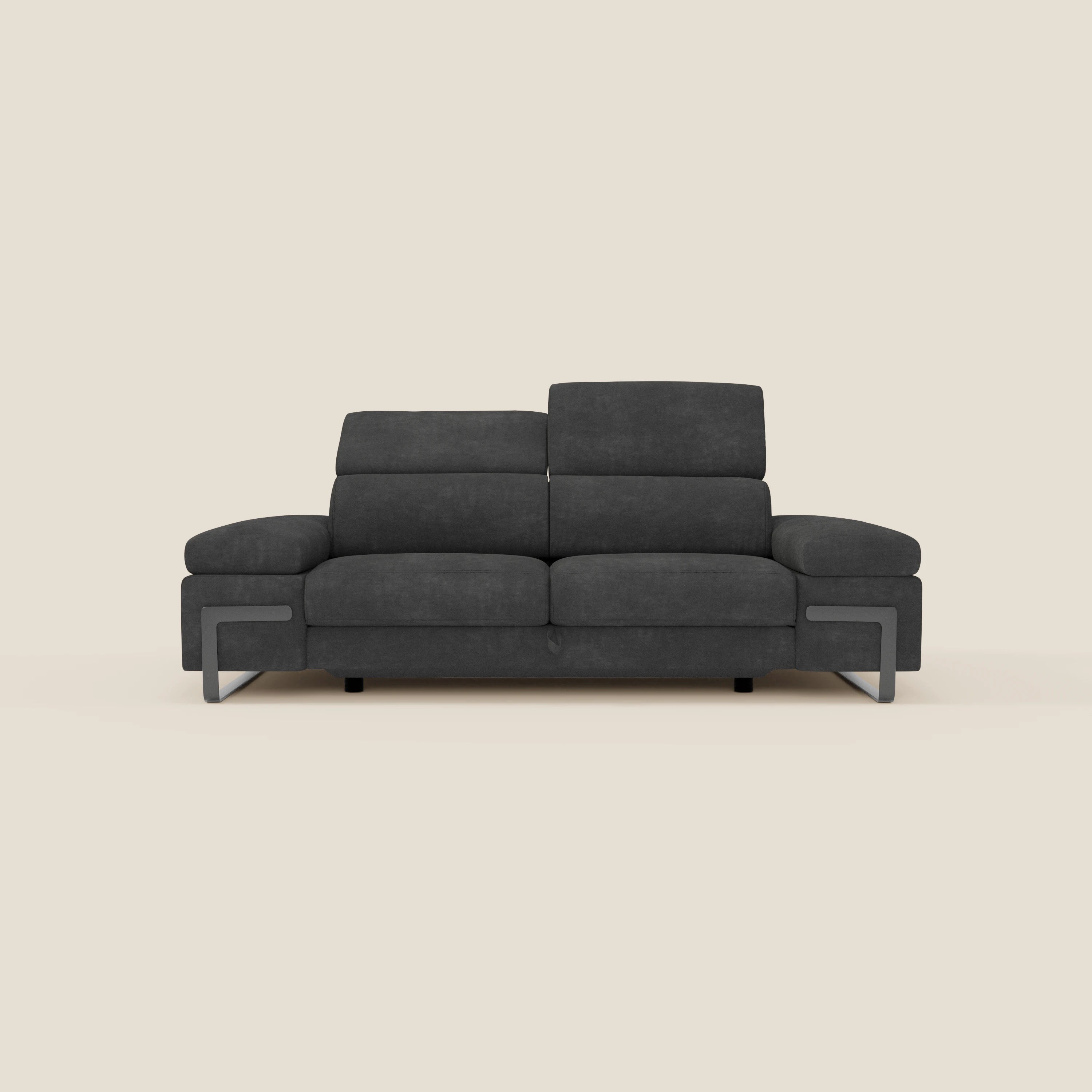 Il divano 3 posti Zayana Divano di Divani.Store è caratterizzato da ampi braccioli, poggiatesta regolabili e un elemento estraibile in tessuto impermeabile nero T02. Il design minimalista di questo divano moderno spicca su uno sfondo beige chiaro.