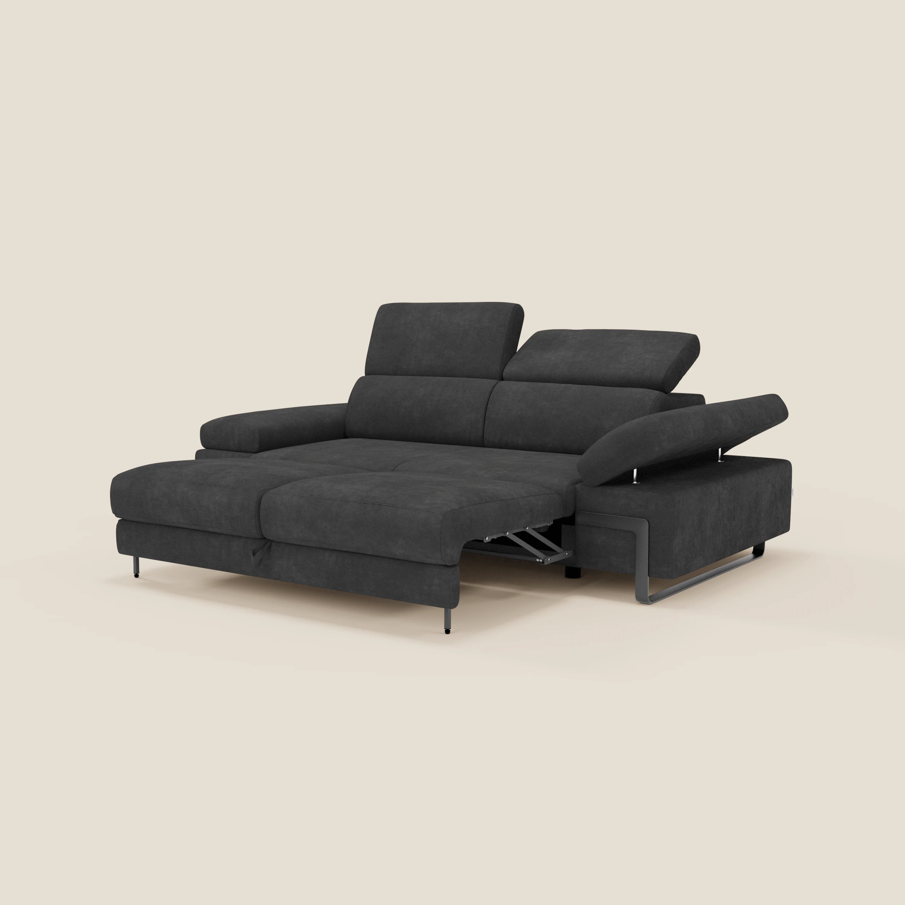 Lo Zayana Divano 3 posti di Divani.Store in tessuto impermeabile T02 nero, con elemento estraibile, braccioli e poggiatesta regolabili, è mostrato contro uno sfondo beige; il bracciolo destro è sollevato e la base estesa per il massimo comfort.