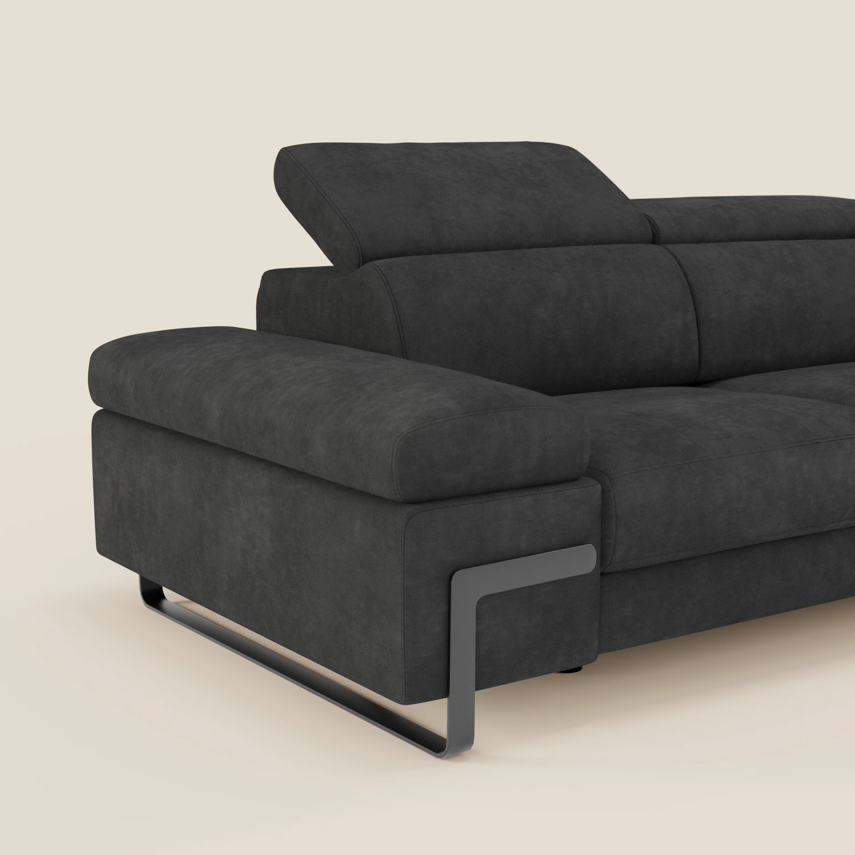 Zayana Divano 3 posti di Divani.Store è caratterizzato da ampi braccioli, poggiatesta regolabile e un'elegante base in metallo nero rivestita in tessuto impermeabile T02 nero. A partire da sinistra, su uno sfondo beige, per un look moderno e minimalista.