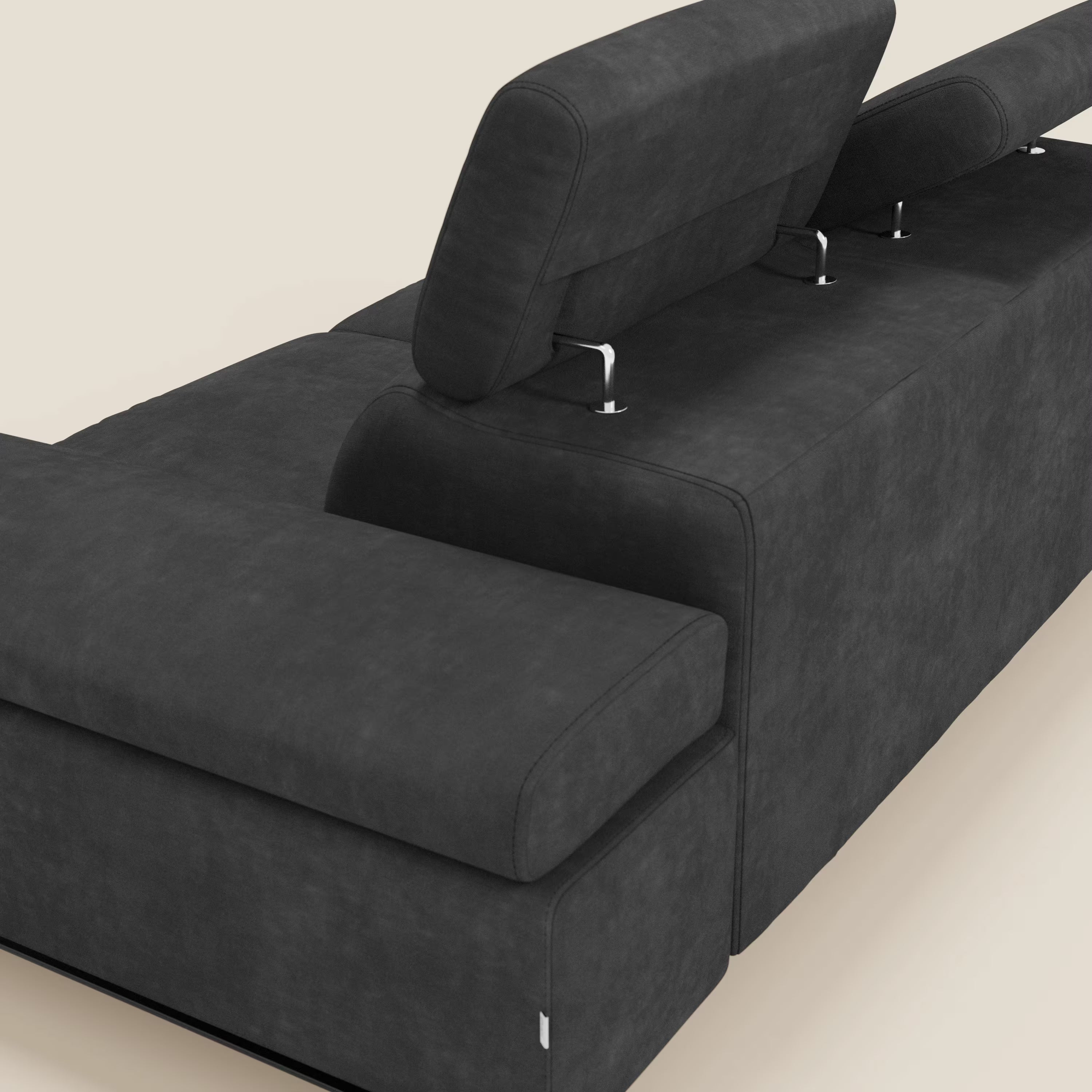 Il Divano 3 posti Zayana di Divani.Store, in tessuto impermeabile T02 nero con braccioli e poggiatesta regolabili, porta eleganza contemporanea e comfort moderno a qualsiasi ambiente.
