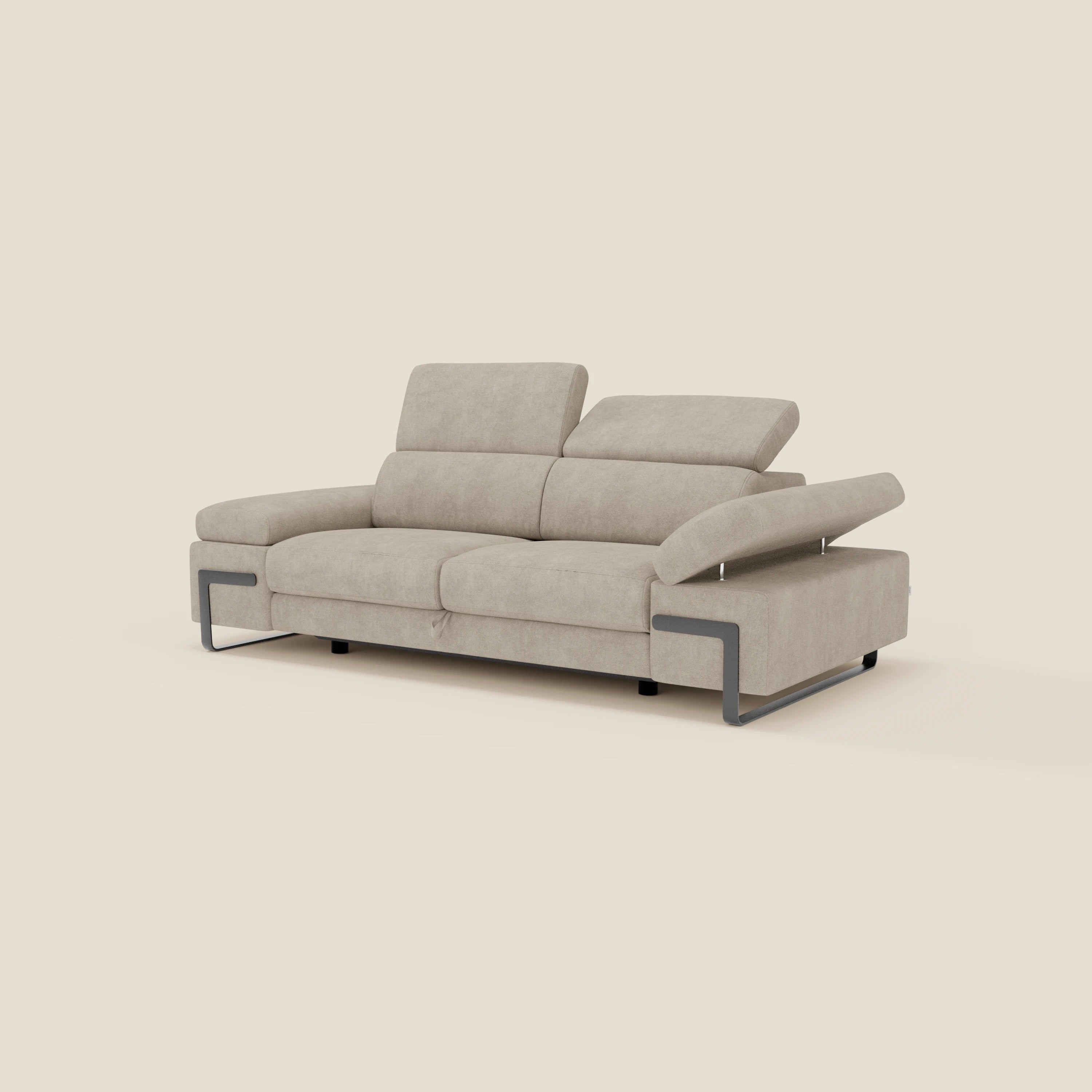 Il divano 3 posti Zayana di Divani.Store in tessuto impermeabile T02 panna offre braccioli e poggiatesta regolabili, un elemento estraibile, un'imbottitura soffice e dettagli in metallo per un look moderno in tonalità chiare.