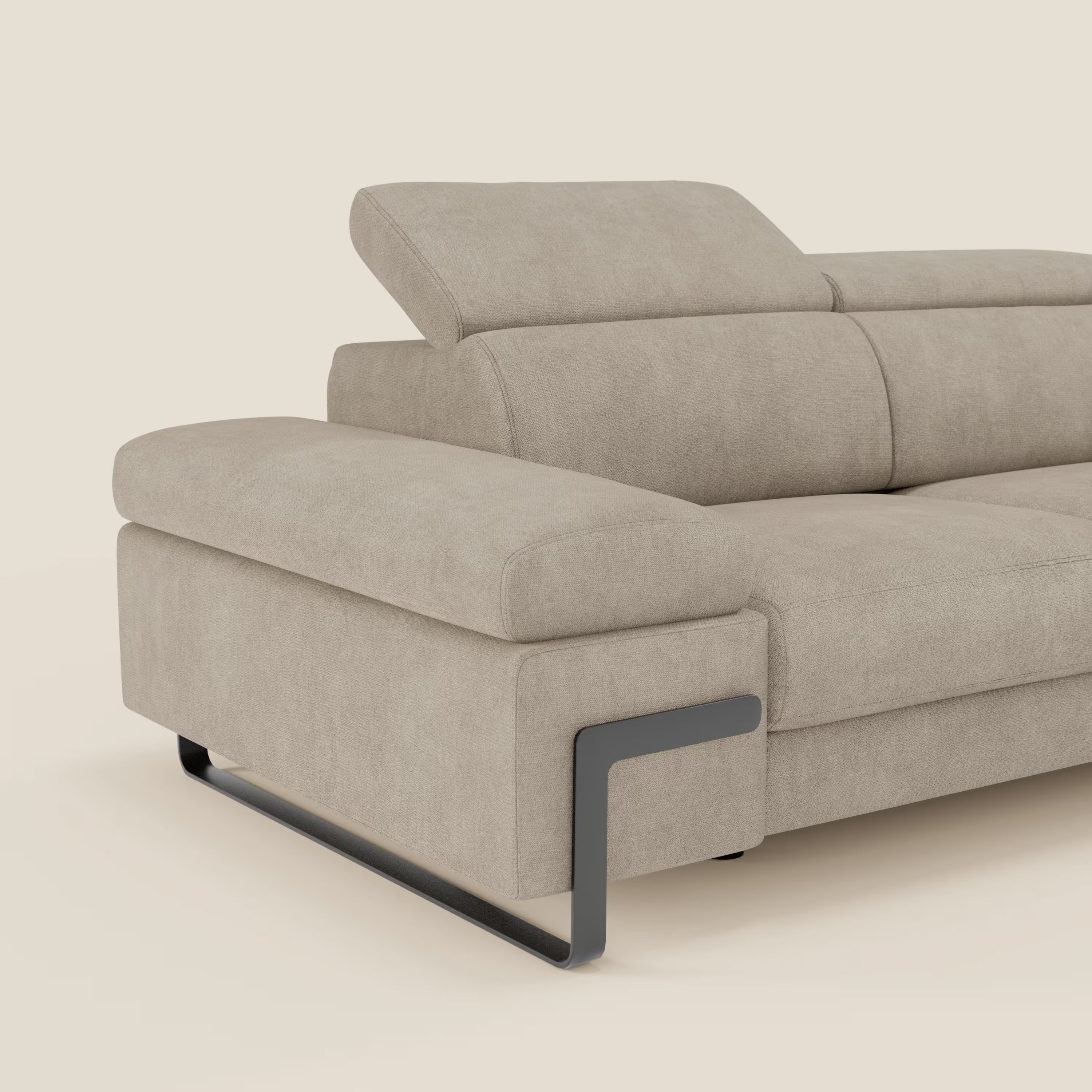 Un primo piano di Zayana Divano 3 posti di Divani.Store mostra gli ampi braccioli, i poggiatesta e i braccioli regolabili, l'elemento estraibile e il tessuto impermeabile T02 panna, per uno stile moderno e versatile.