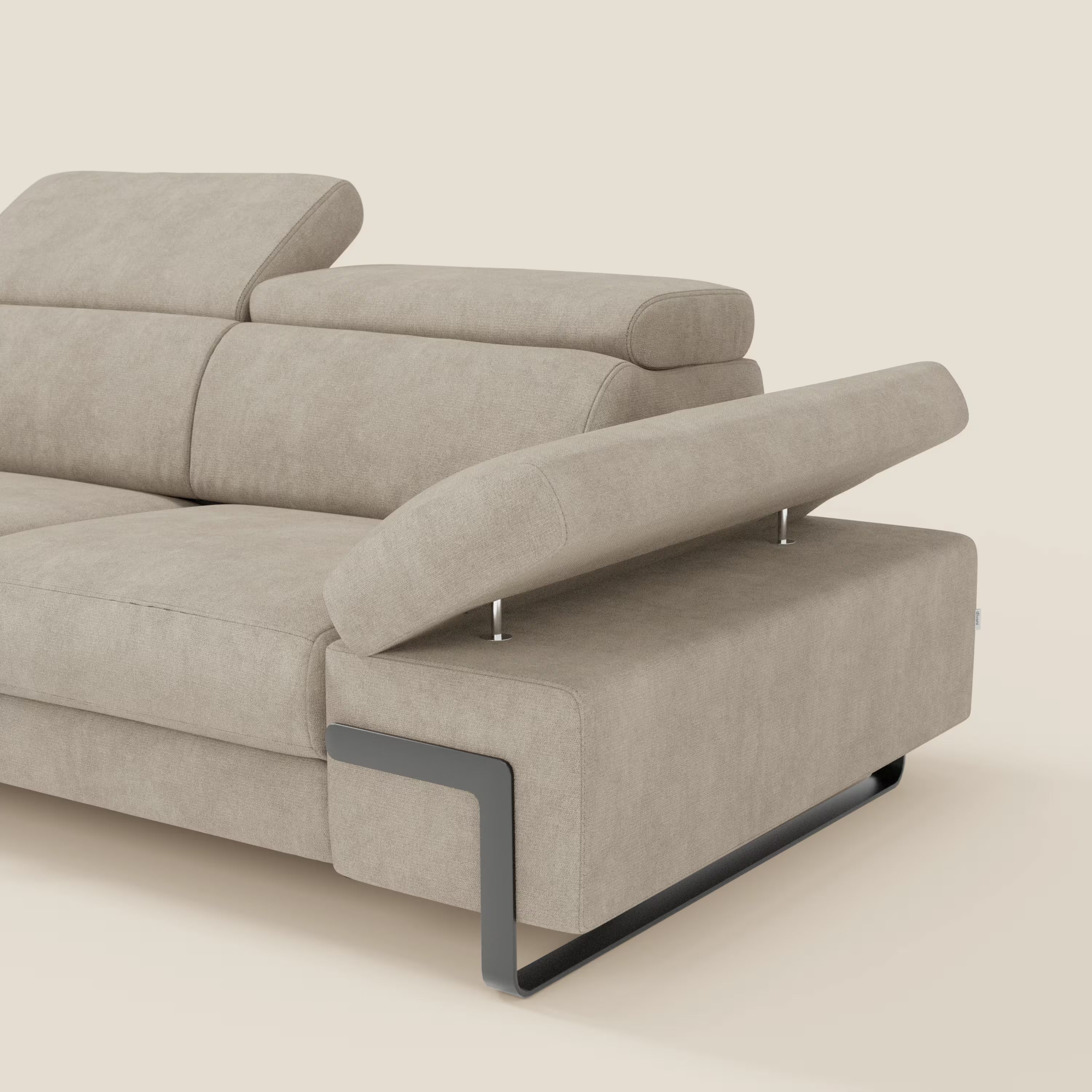 Il divano 3 posti Zayana di Divani.Store è caratterizzato da un elemento estraibile, braccioli e poggiatesta regolabili e tessuto panna T02 resistente all'acqua, che unisce stile moderno e comfort.