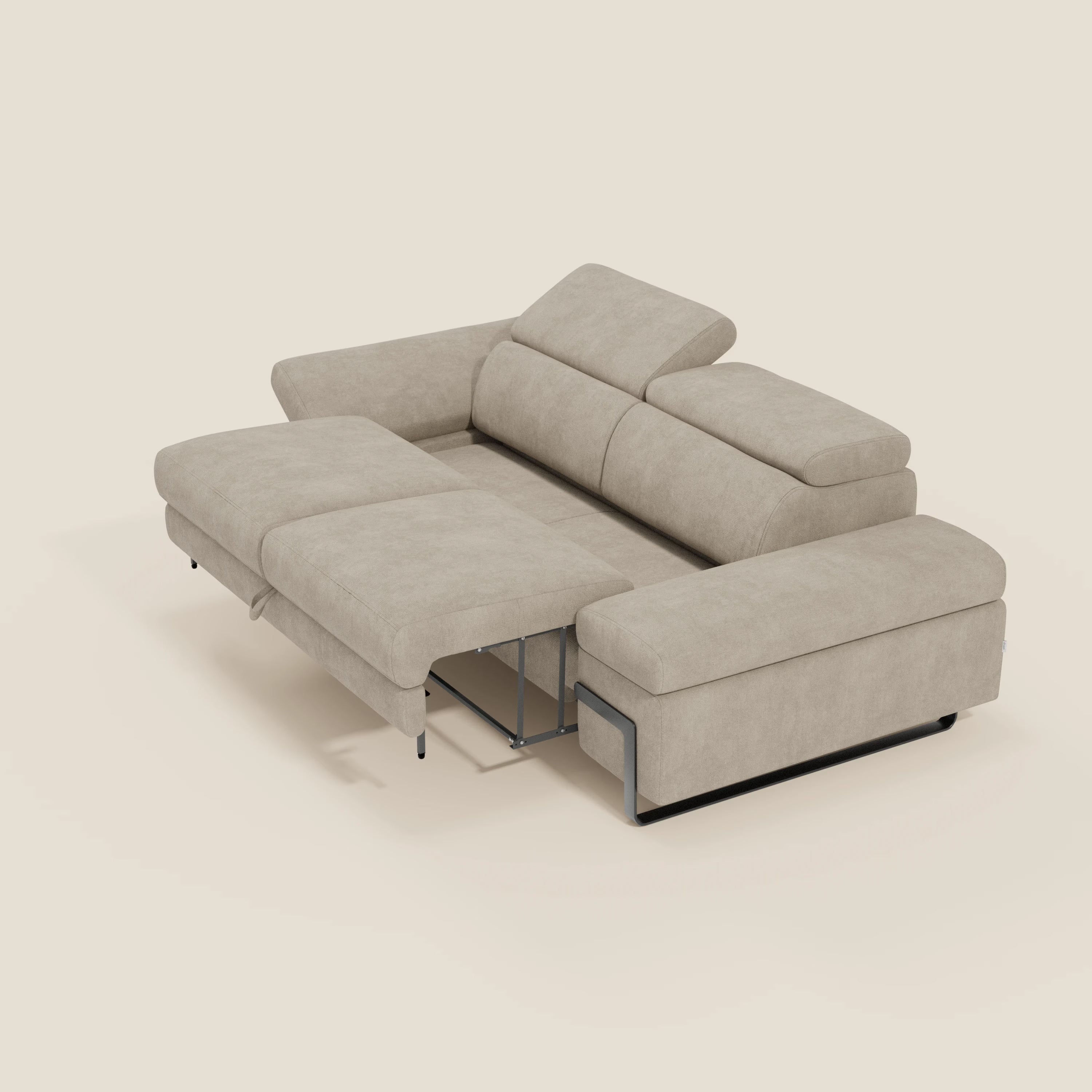 Il divano 3 posti Zayana di Divani.Store, in tessuto impermeabile T02 panna, offre braccioli e poggiatesta regolabili, elementi estraibili e gambe in metallo per uno stile contemporaneo e massimo comfort.