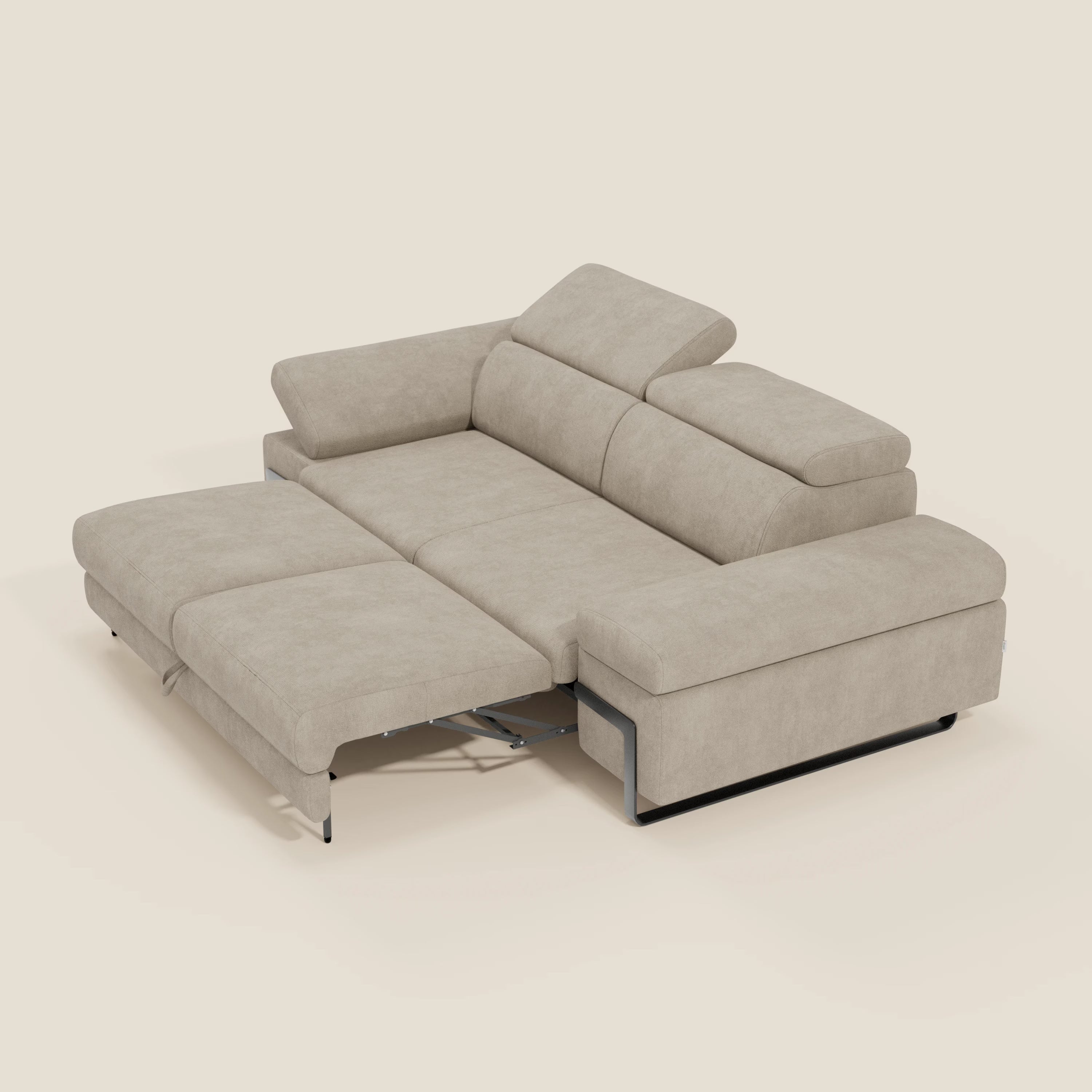 Zayana Divano 3 posti di Divani.Store offre un comfort versatile grazie all'elemento estraibile, ai braccioli e ai poggiatesta regolabili e al tessuto impermeabile T02 panna, perfetto per il design contemporaneo.