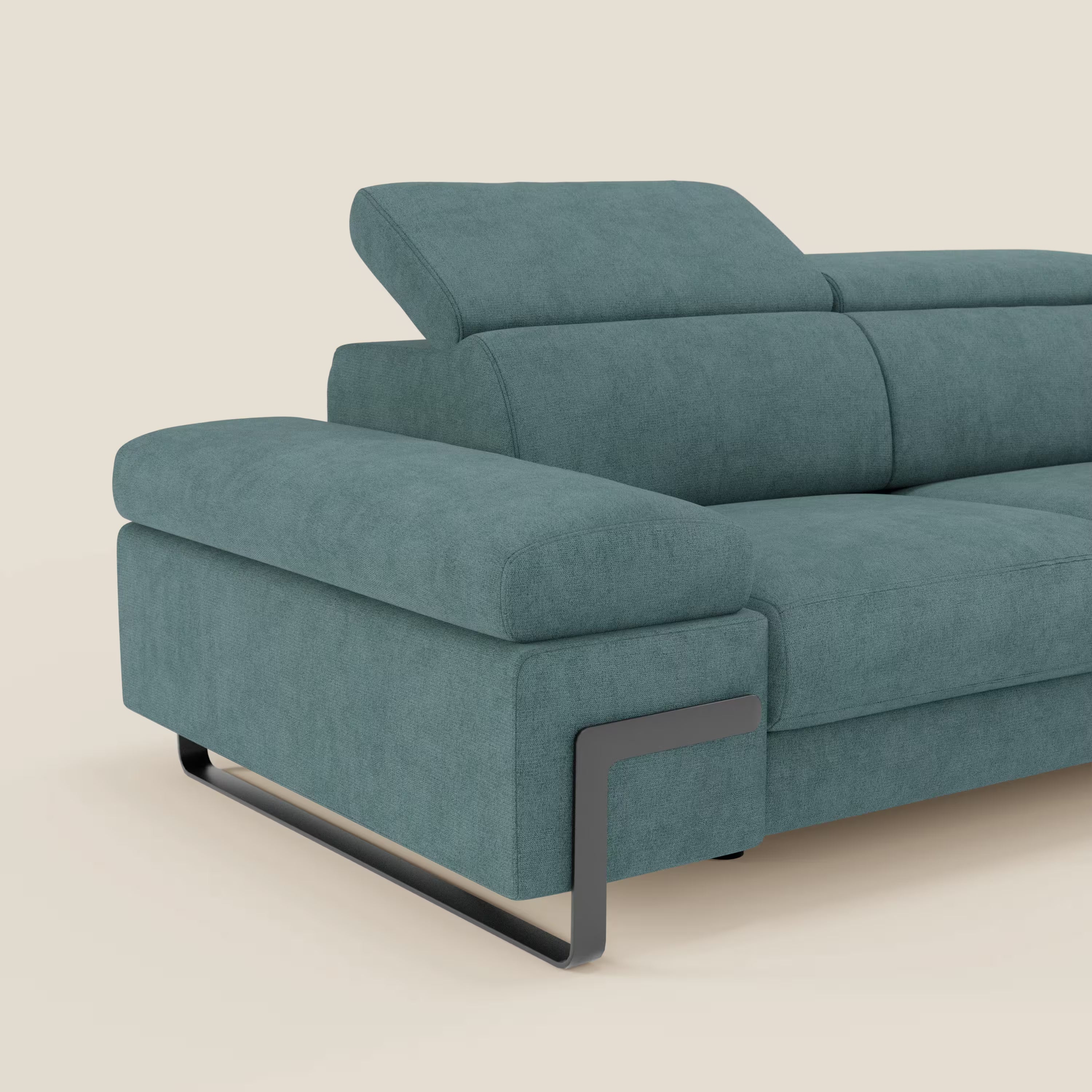 Il divano 3 posti Zayana di Divani.Store è caratterizzato da braccioli e poggiatesta regolabili in tessuto impermeabile T02 petrolio. Presentato parzialmente su sfondo crema, mette in risalto i cuscini in tessuto, le linee moderne e l'elegante base in metallo nero.