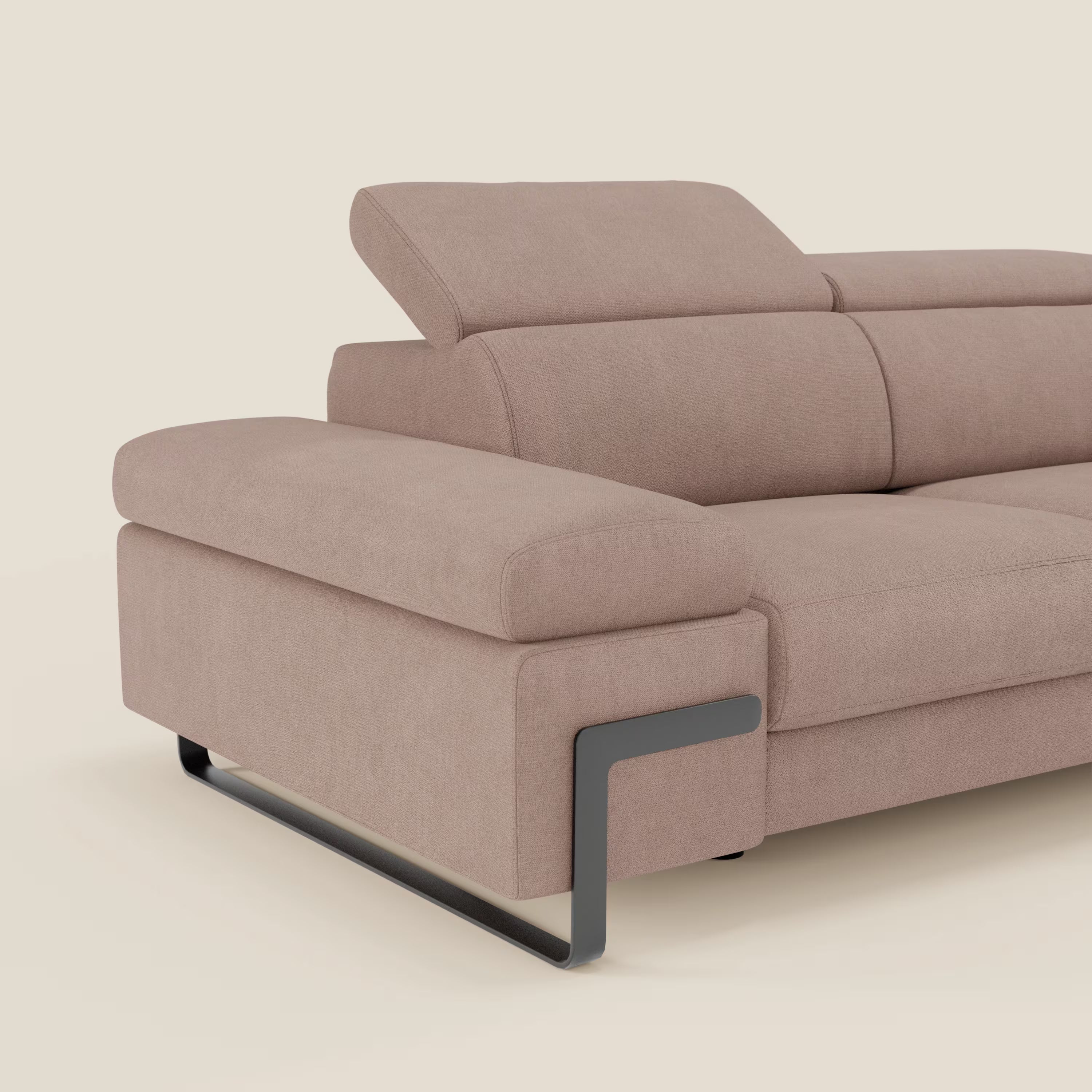 Il divano 3 posti Zayana di Divani.Store è caratterizzato da tessuto impermeabile rosa T02, braccioli e poggiatesta regolabili ed elemento estraibile. Il suo design moderno e squadrato, dalle linee pulite, offre un comfort avvolgente, mostrato ad angolo su uno sfondo beige.