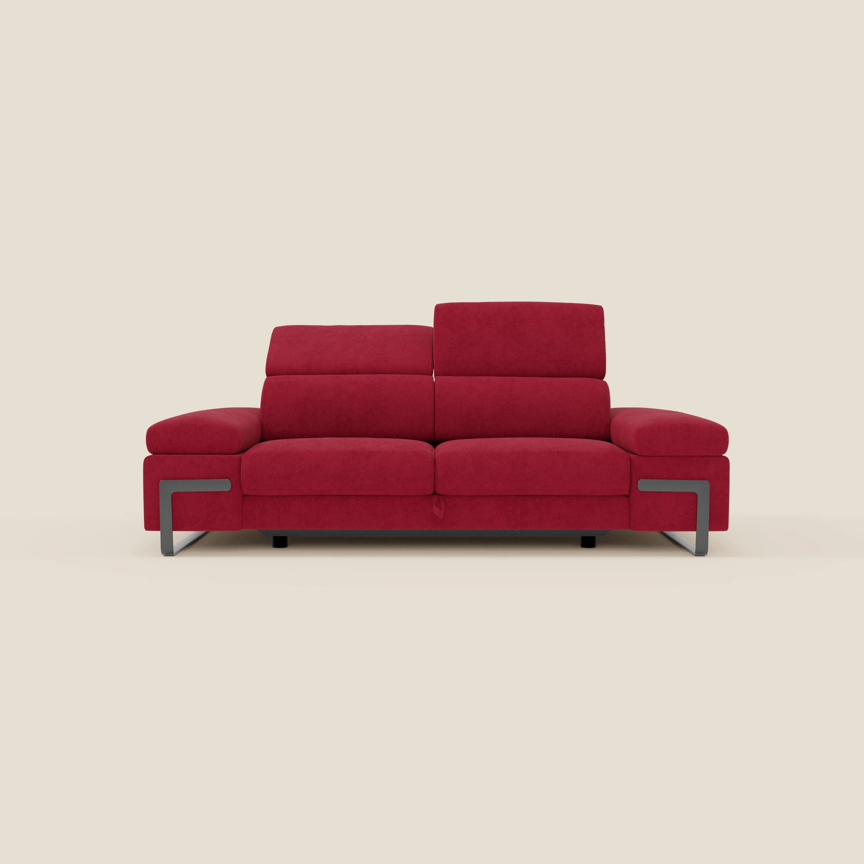 Il divano 3 posti Zayana di Divani.Store in impermeabile T02 rosso è caratterizzato da braccioli e poggiatesta regolabili, da un design moderno ed elegante con gambe in metallo e da uno sfondo beige semplice.