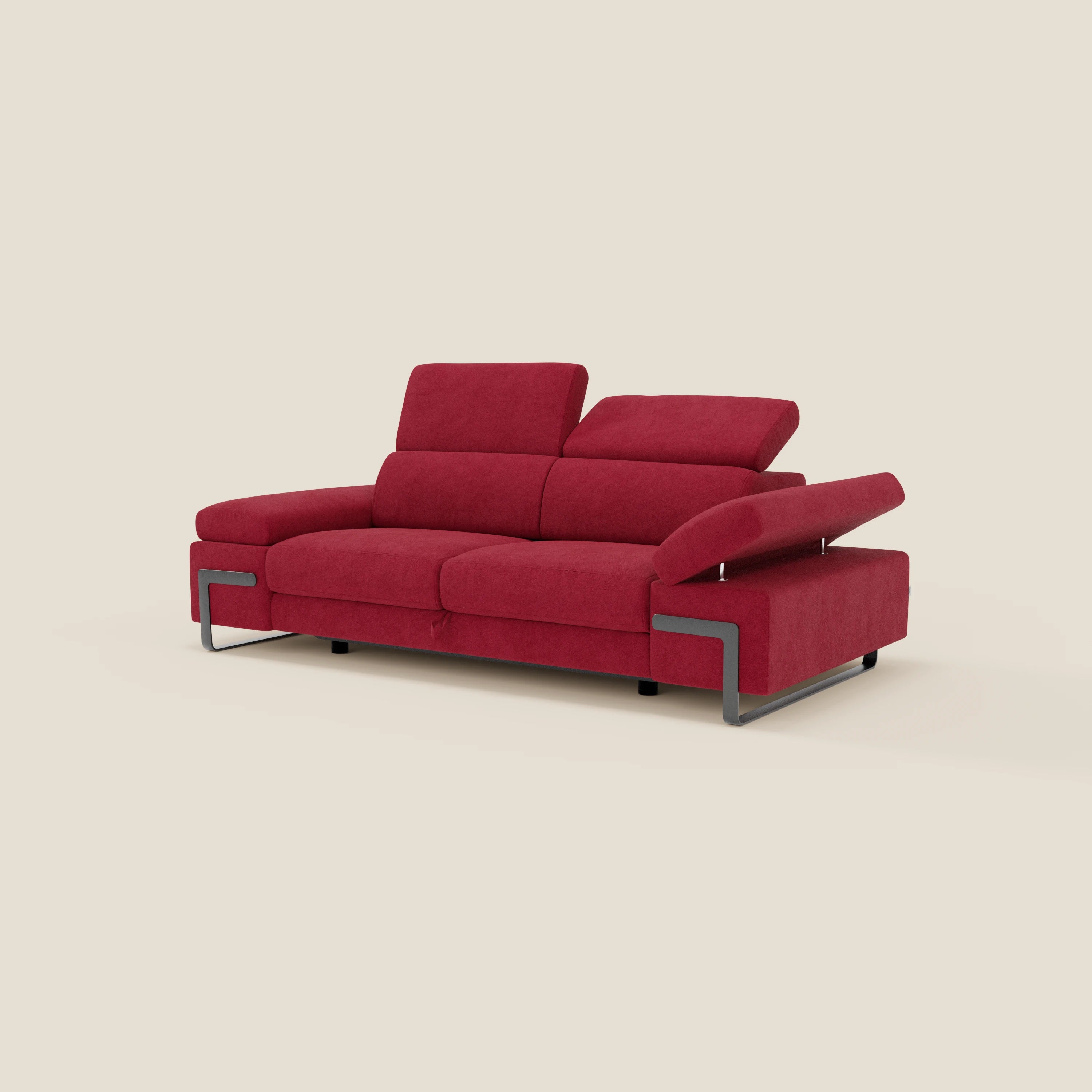 Il divano 3 posti Zayana di Divani.Store, in tessuto impermeabile T02 rosso, è caratterizzato da braccioli e poggiatesta regolabili con elemento estraibile e da eleganti gambe in metallo. Il fondo bianco sporco ne evidenzia il design moderno e deciso.