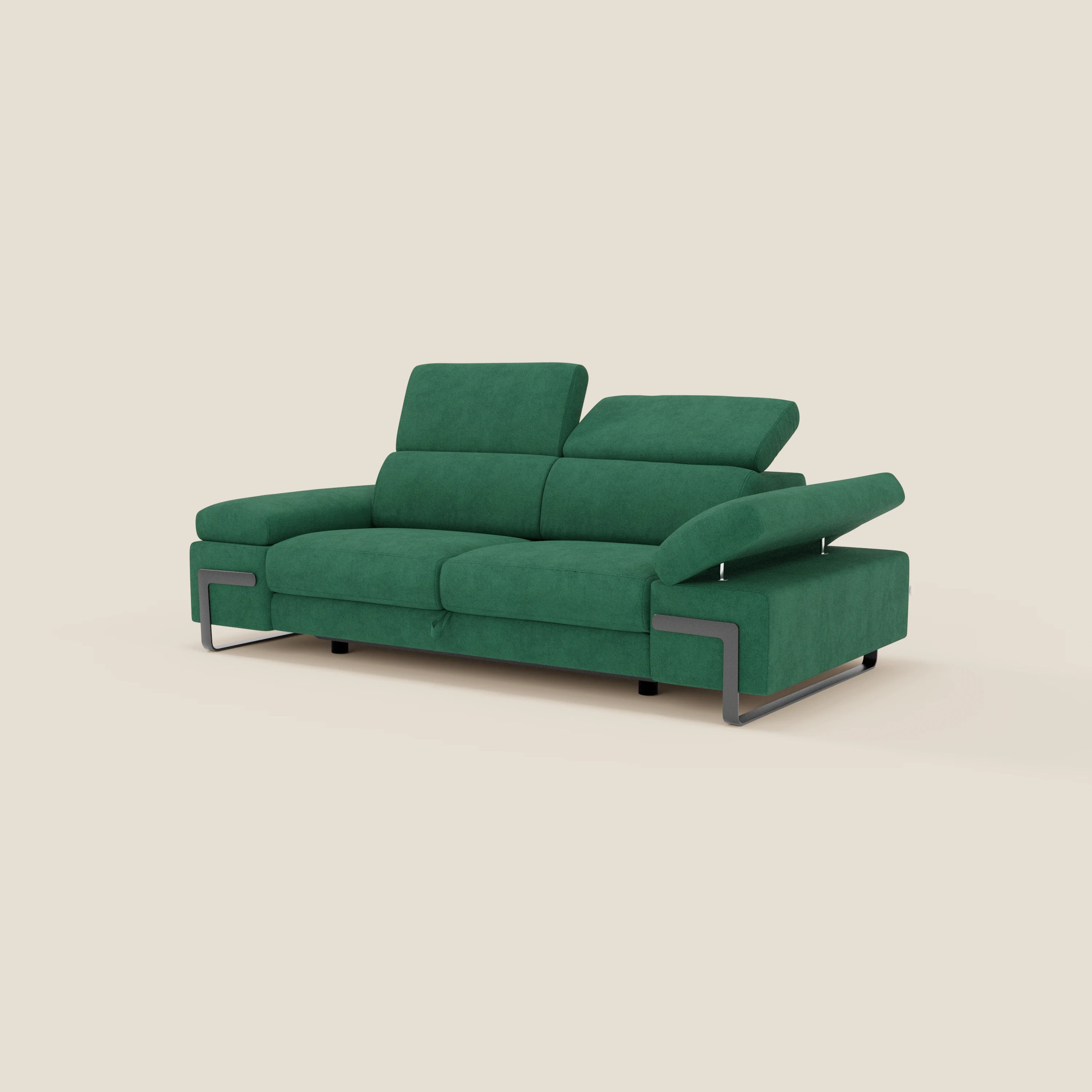 Il divano 3 posti Zayana di Divani.Store è caratterizzato da tessuto impermeabile T02 verde, braccioli e poggiatesta regolabili, elemento estraibile e dettagli in metallo su braccioli e base, su sfondo beige chiaro.