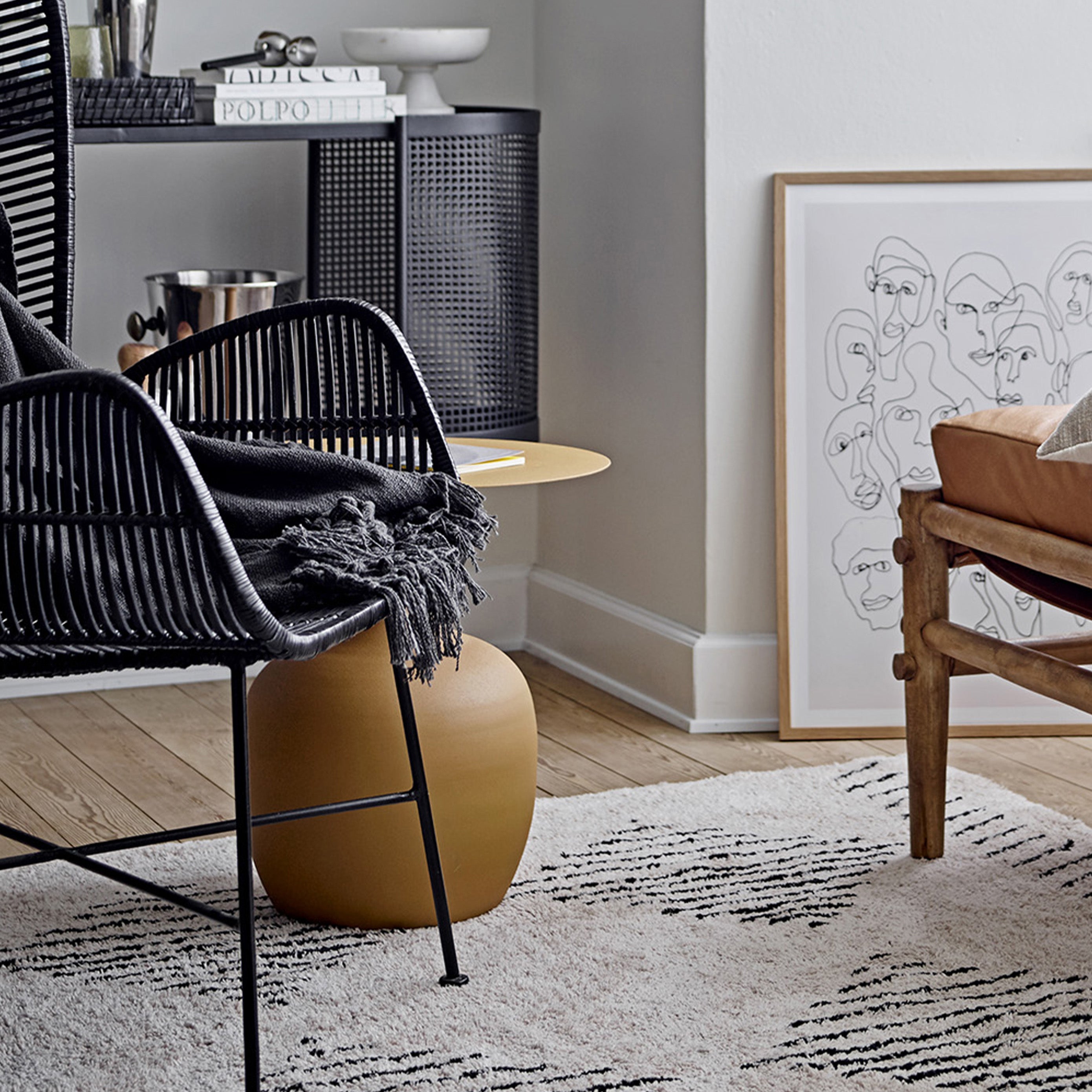 Ayah tavolino decorativo di design rotondo in metallo giallo caldo - divani.store