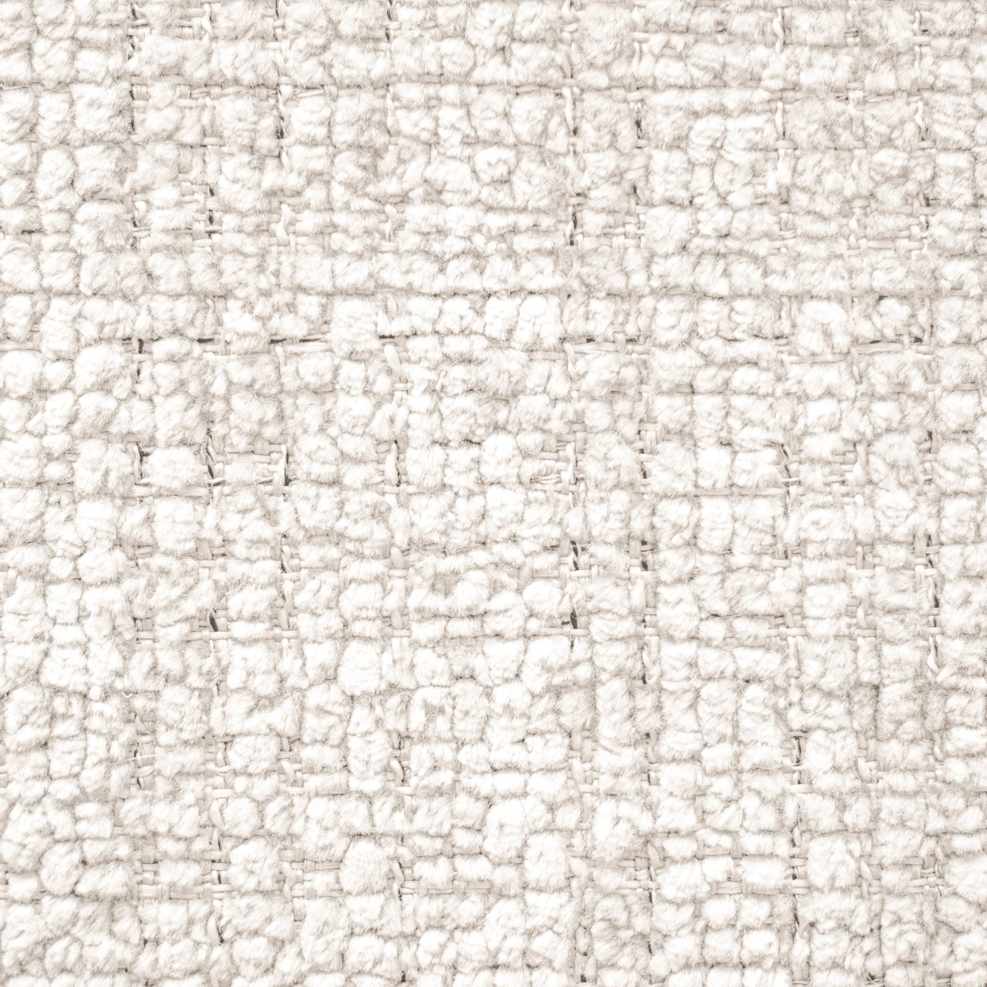 Primo piano della materica T28 River Eleganza di Divani.Store in beige chiaro, caratterizzata da un motivo bouclé a griglia in rilievo. I filati spessi e piatti creano una texture accogliente e tattile. Il tessuto è resistente alle macchie e trattato con un protettore di superficie.