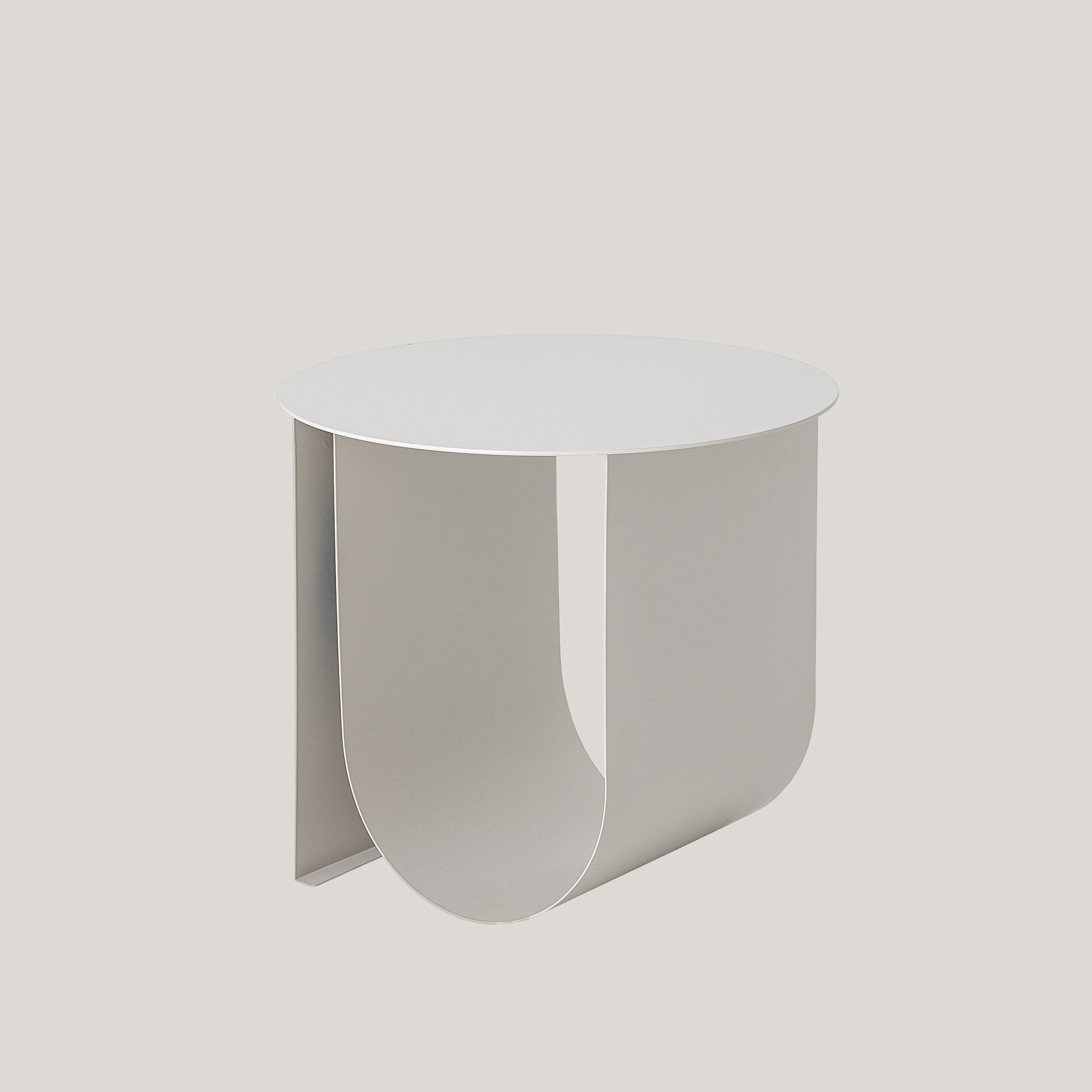 Cher tavolino scandinavo in metallo con spazio portariviste grigio chiaro - divani.store