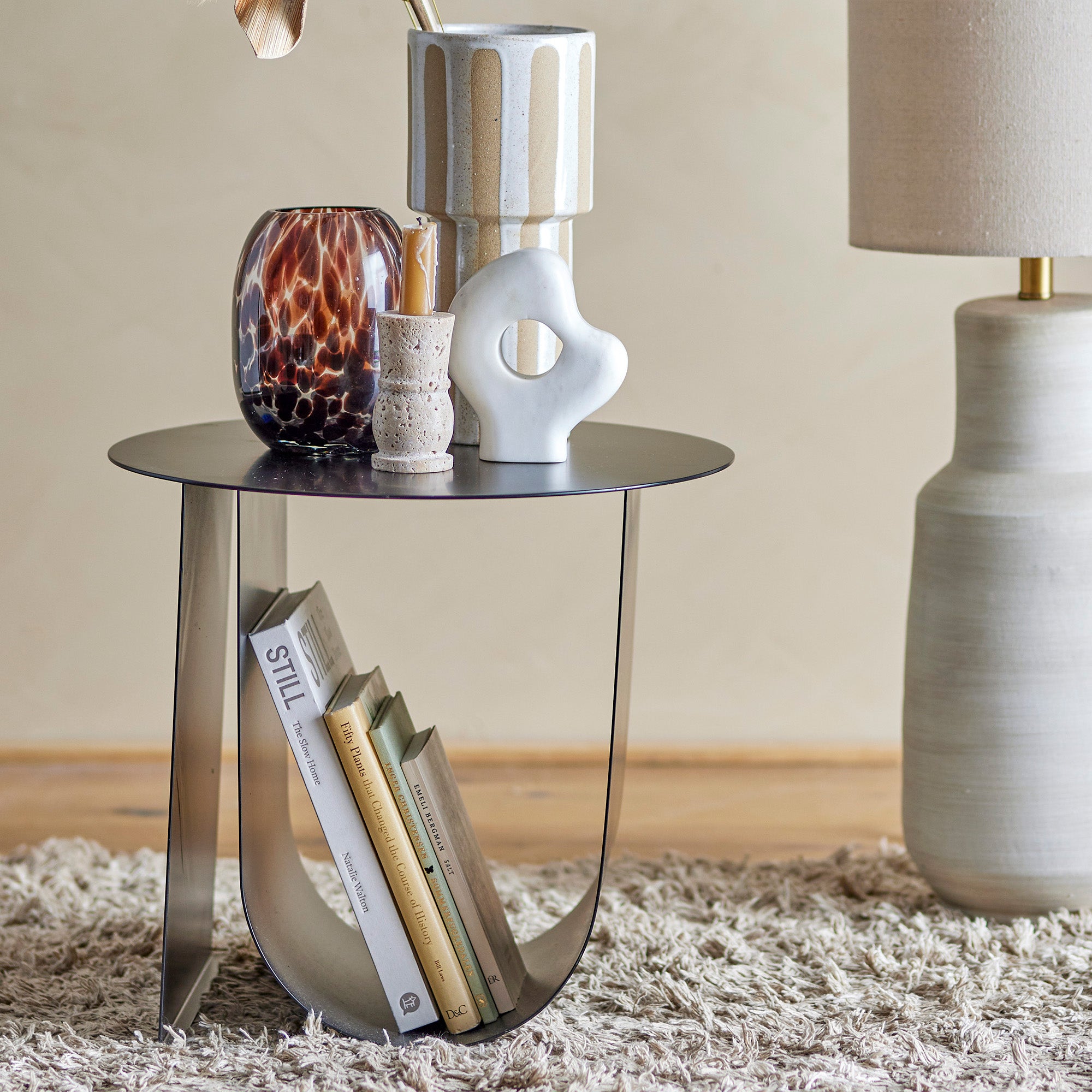 Cher tavolino moderno in metallo con spazio portariviste nero - divani.store