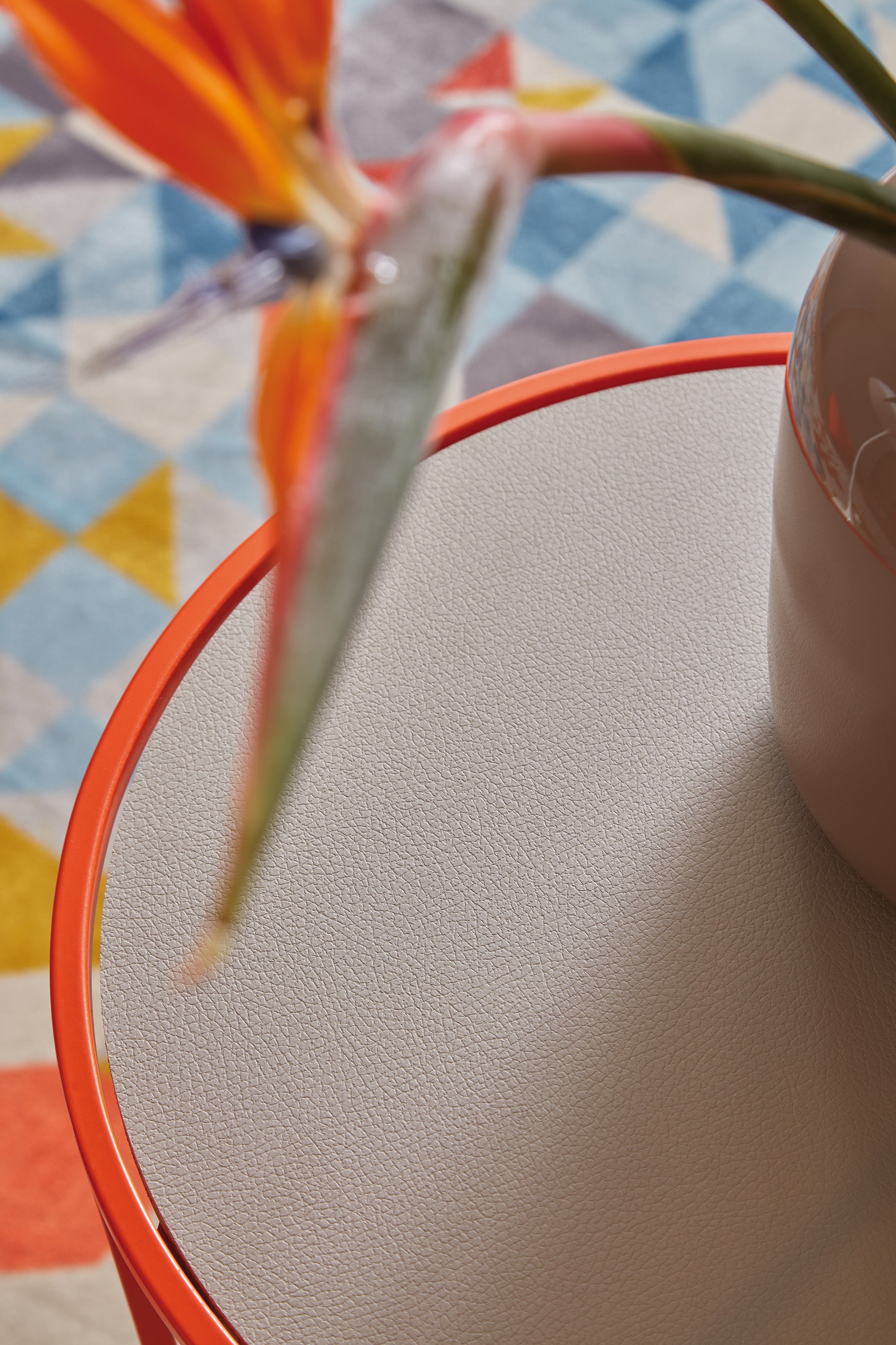 Costance tavolino rotondo da salotto con piano in pelle fiore melaminico - divani.store