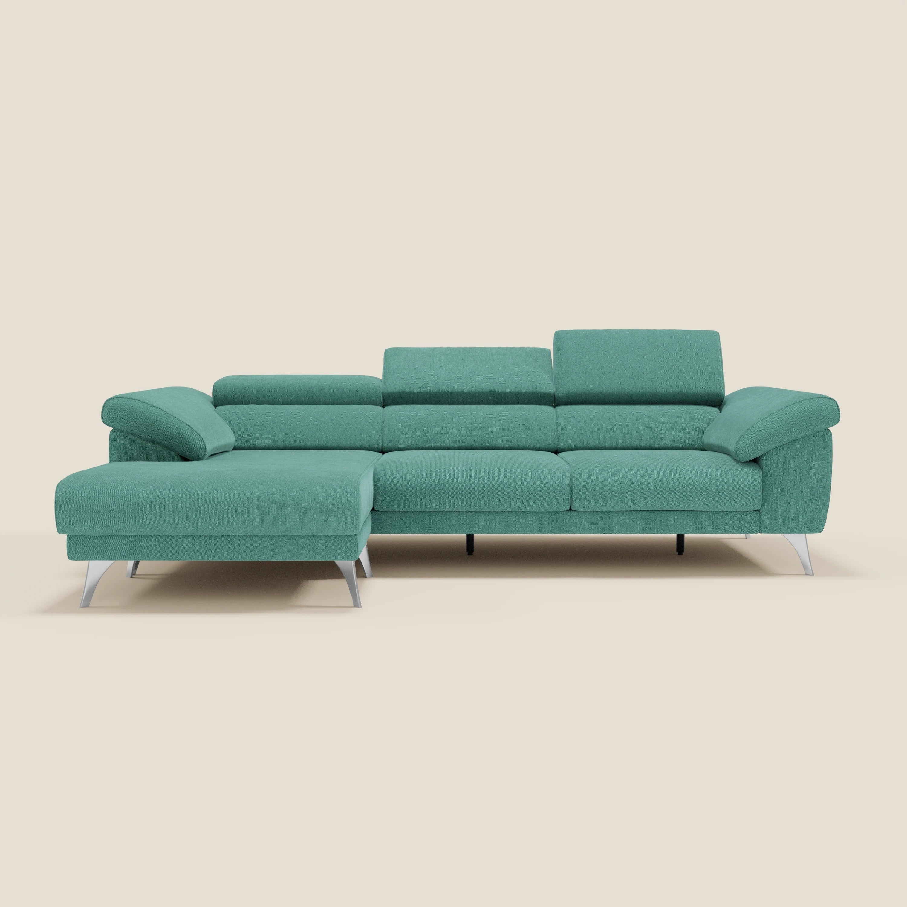 Il Divano angolare Donatello di Divani.Store in verde acqua T23 è caratterizzato da sedute scorrevoli, braccioli contenitore, tessuto morbido smacchiabile e poggiatesta regolabili, con chaise lounge sinistra e gambe metalliche su sfondo beige chiaro.