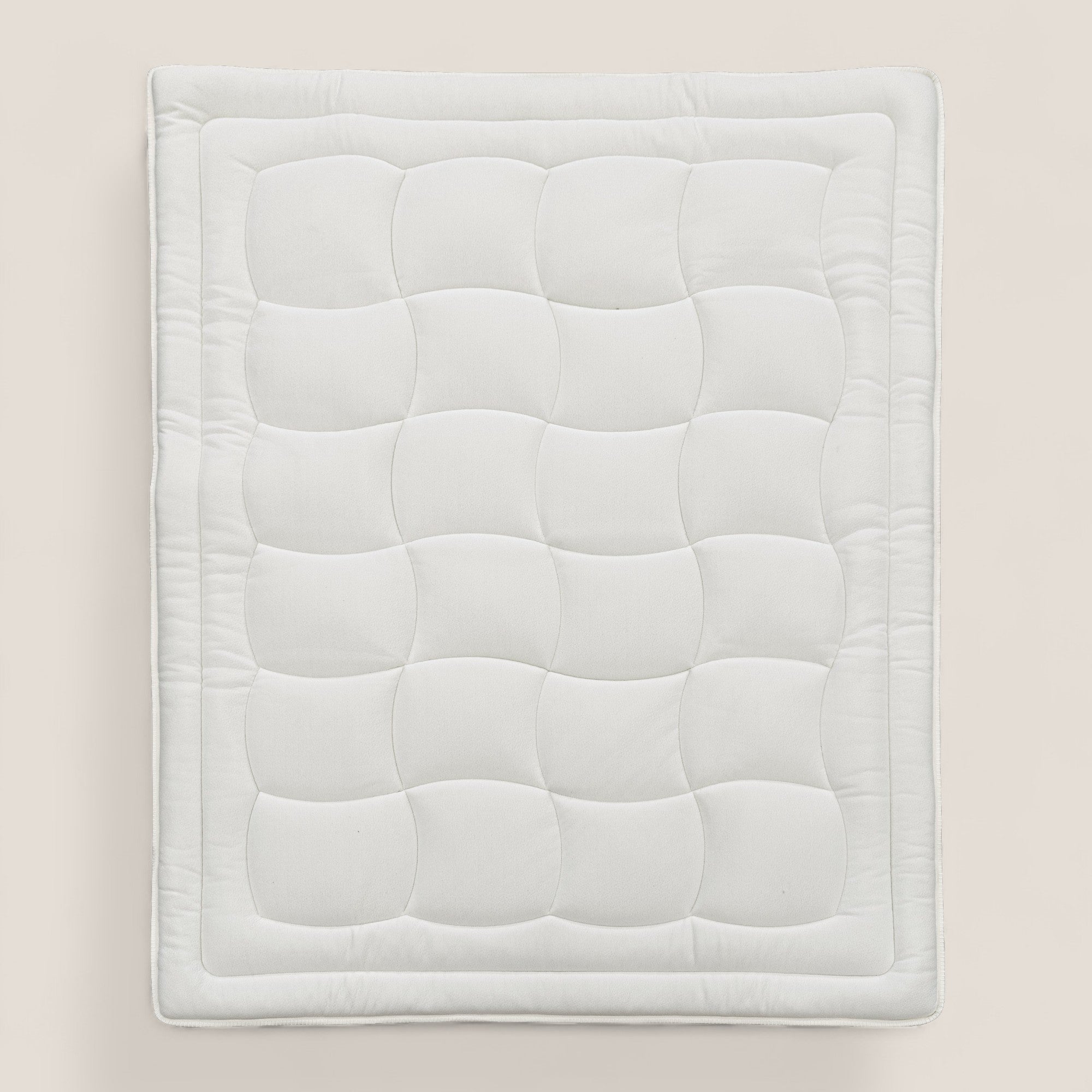 Il KYROS-CLOUD Topper Luxury di Divani.Store è un cuscino rettangolare in memory foam bianco (H5 cm) con motivo quadrato ondulato trapuntato, bordo cucito e tecnologia CoolMax per la traspirazione, presentato steso su uno sfondo neutro.