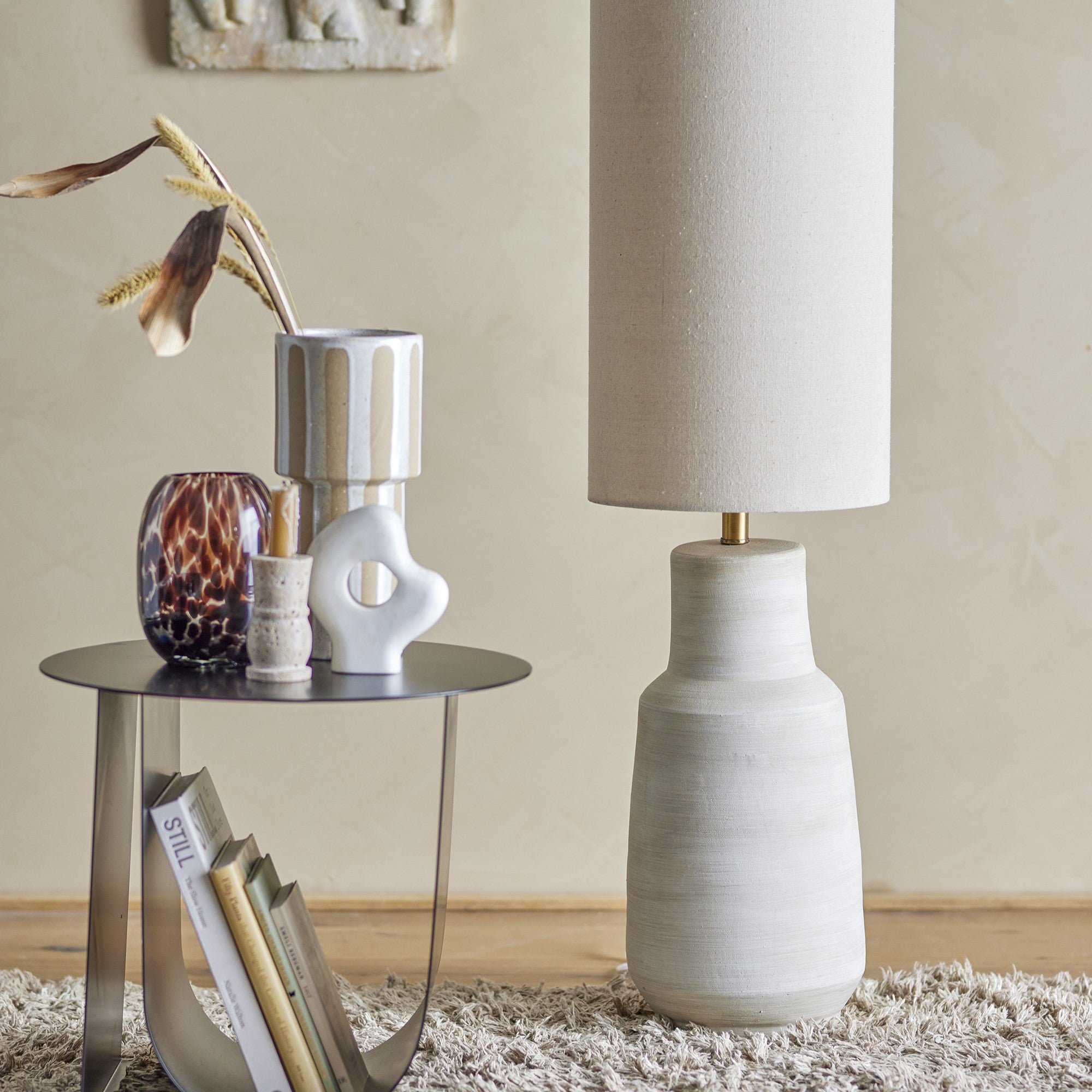 Linetta lampada da terra con base in gres stoneware bianco - divani.store