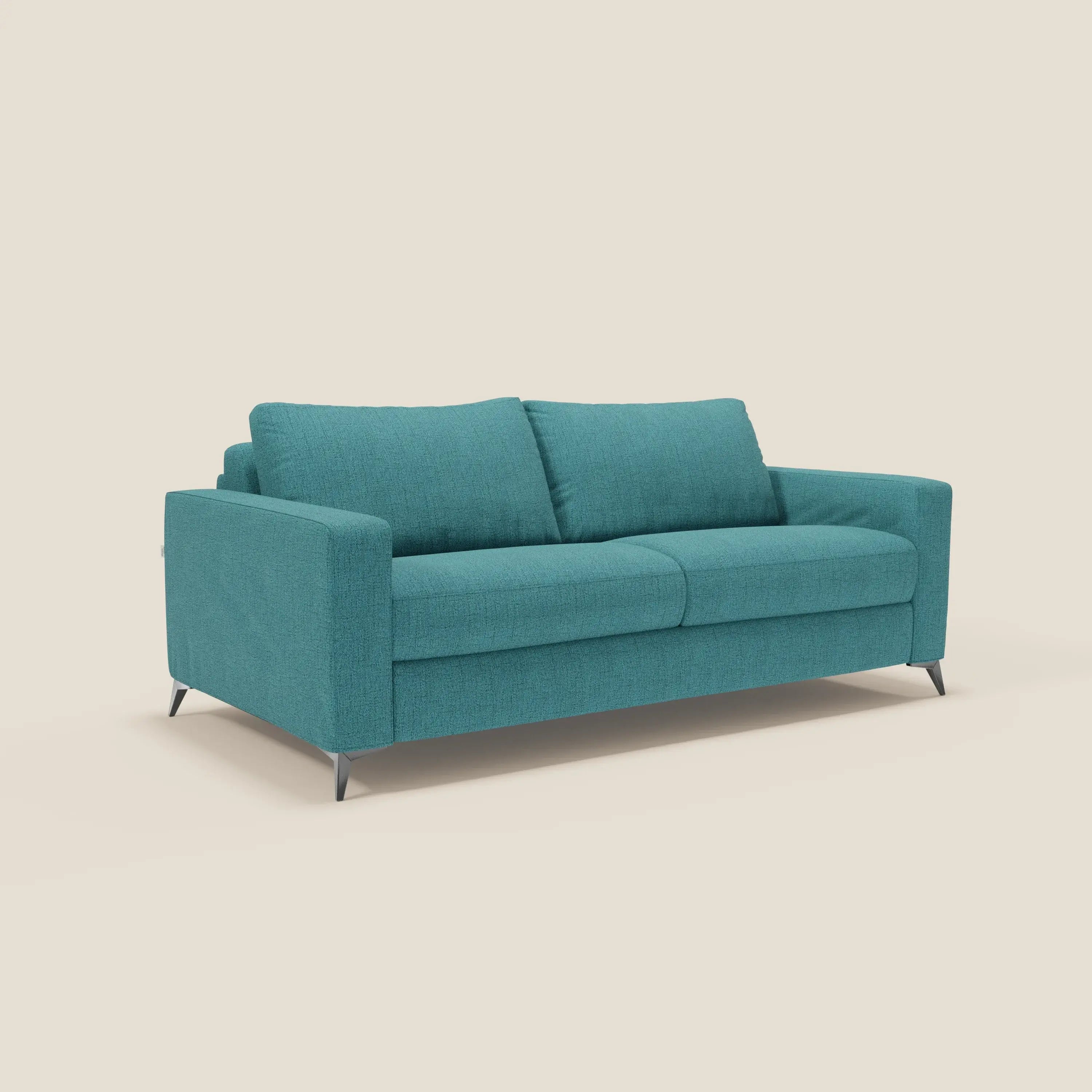 Il divano letto matrimoniale Alaya di Divani.Store, in tessuto impermeabile T03 azzurro, ha braccioli dritti, due grandi cuscini di seduta e due schienali coordinati. Design minimalista su quattro gambe metalliche contro uno sfondo beige chiaro.