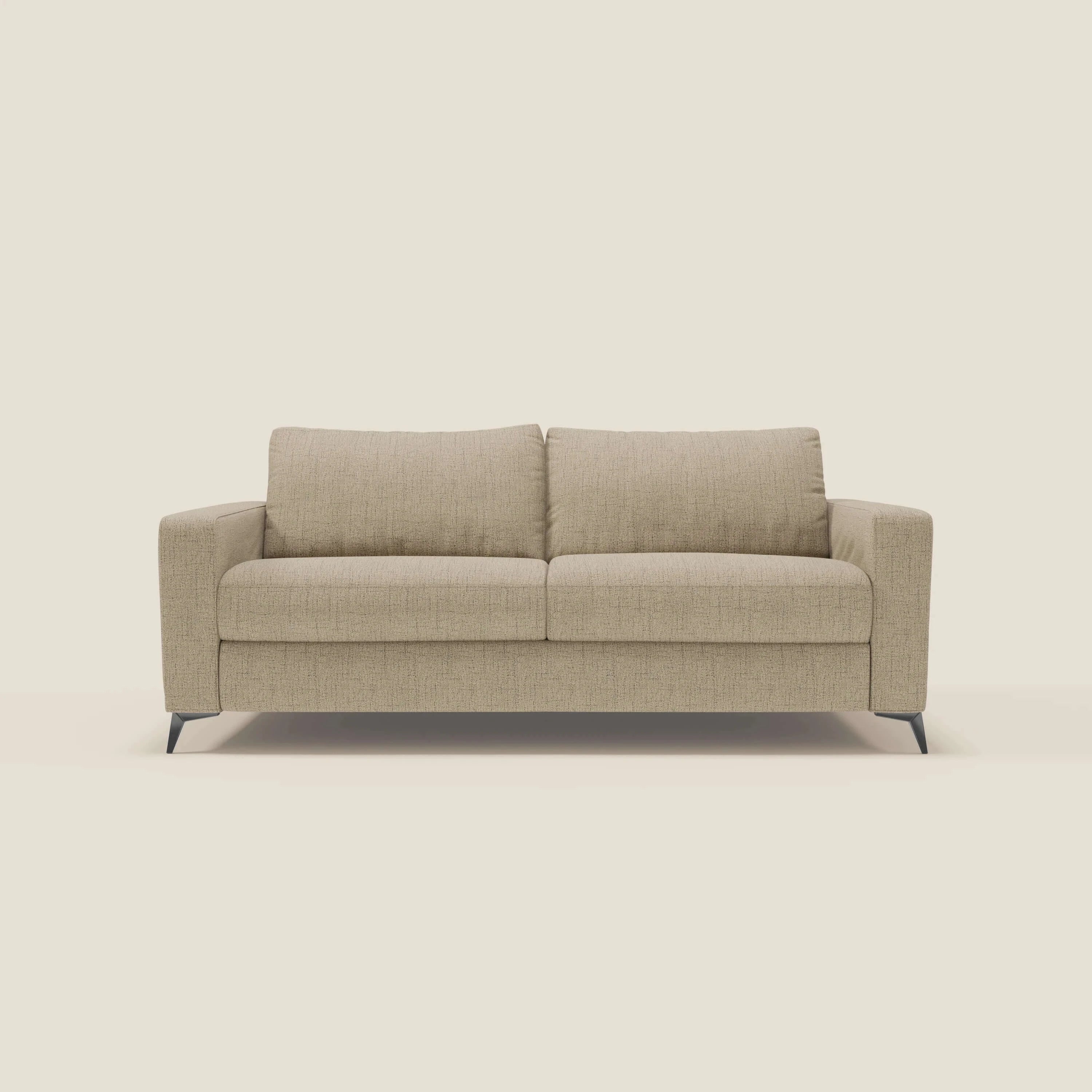 Il letto matrimoniale Alaya Divano di Divani.Store è caratterizzato da un morbido tessuto beige T03 resistente all'acqua, braccioli quadrati, due cuscini per la seduta e lo schienale e gambe corte e angolate di colore scuro, perfetto per gli spazi moderni grazie al suo design pulito e minimale.