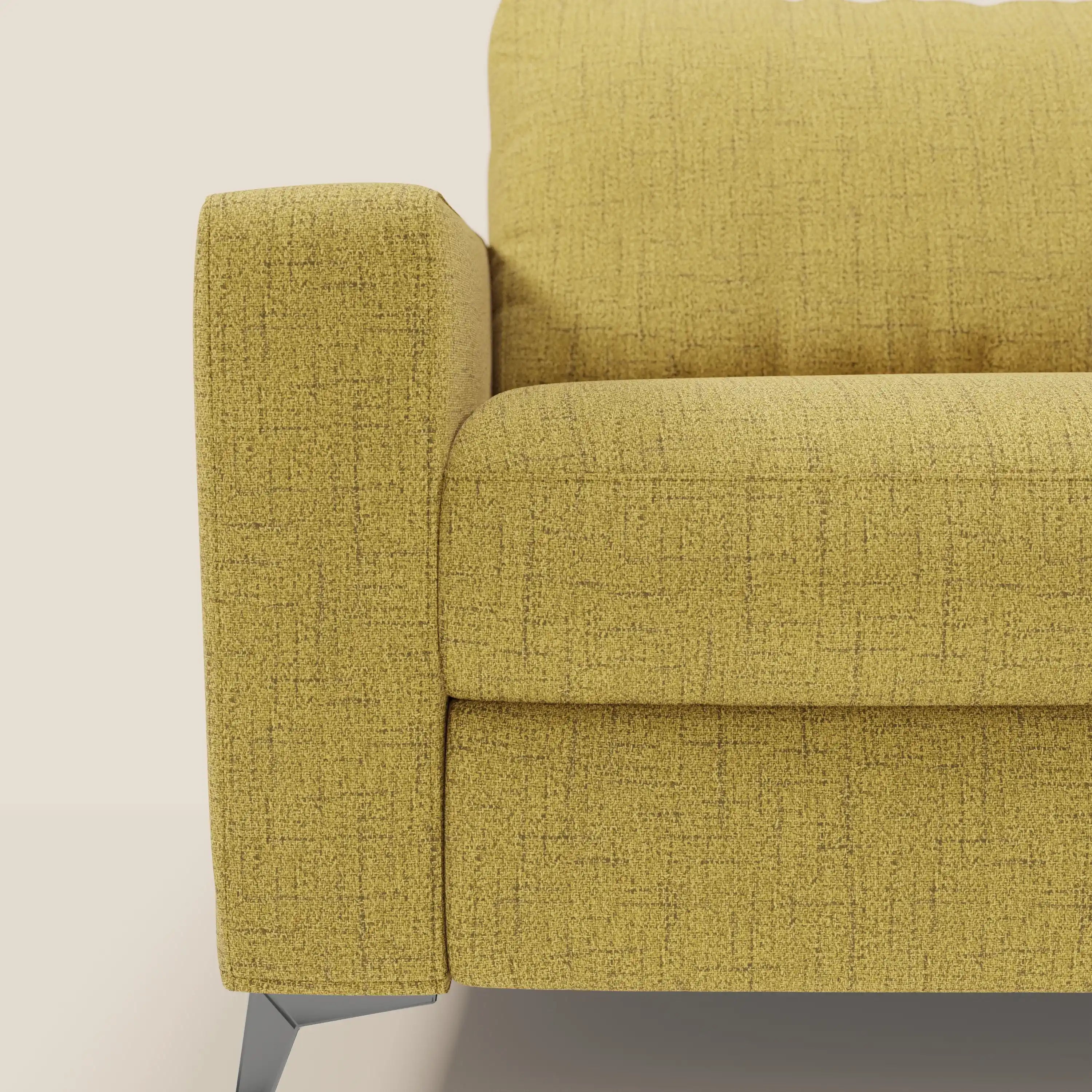 Primo piano del braccio sinistro e della seduta del letto matrimoniale Alaya Divano di Divani.Store, caratterizzato da morbidi cuscini in tessuto impermeabile T03 giallo. Il bracciolo quadrato e la gamba metallica angolata accentuano le sue linee moderne su uno sfondo chiaro.