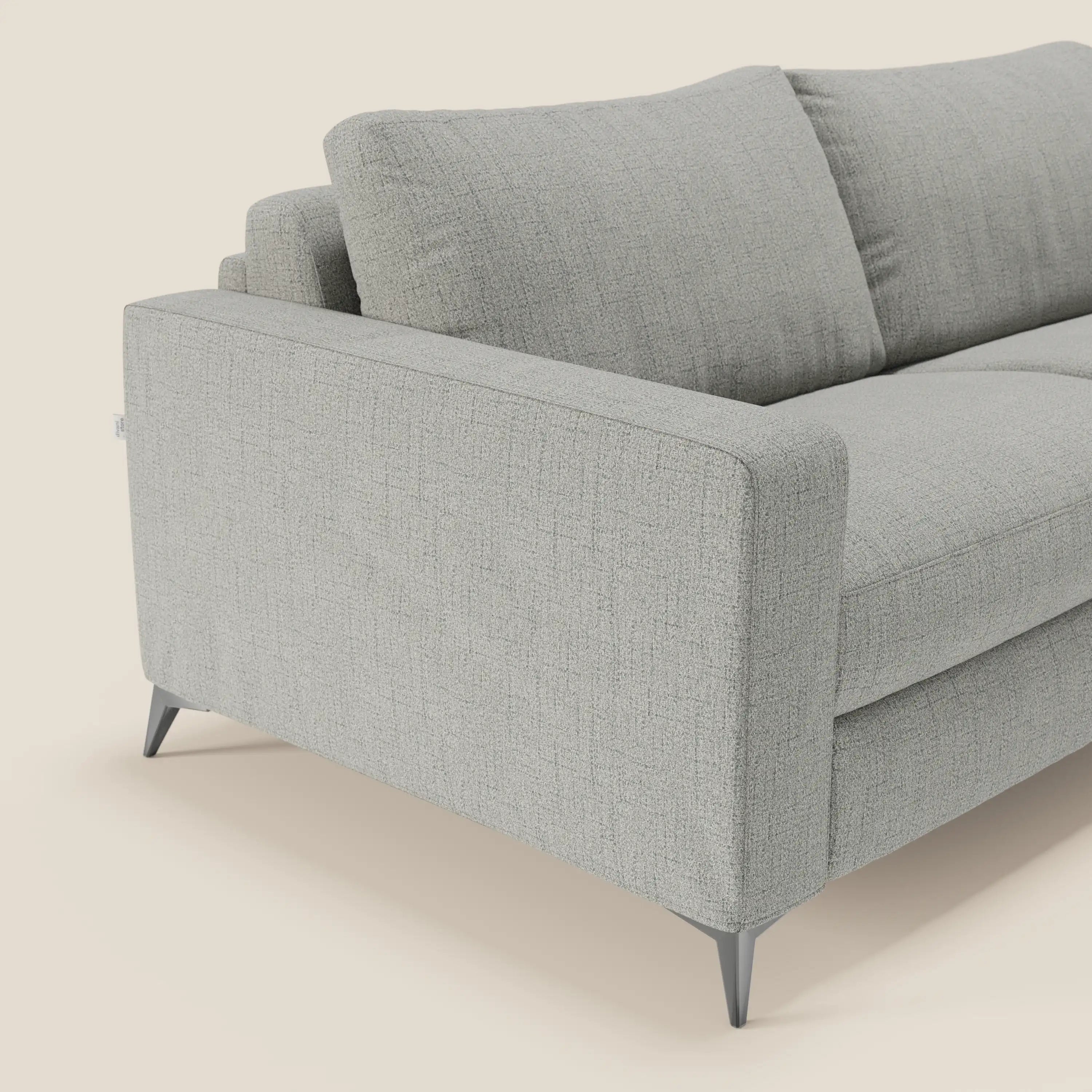 Primo piano di Alaya divano letto matrimoniale di Divani.Store: design moderno, tessuto T03 impermeabile grigio chiaro, due grandi e morbidi cuscini di schienale, bracciolo angolato, linee pulite, gambe sottili in metallo scuro. Tessuto personalizzabile per il tuo spazio.