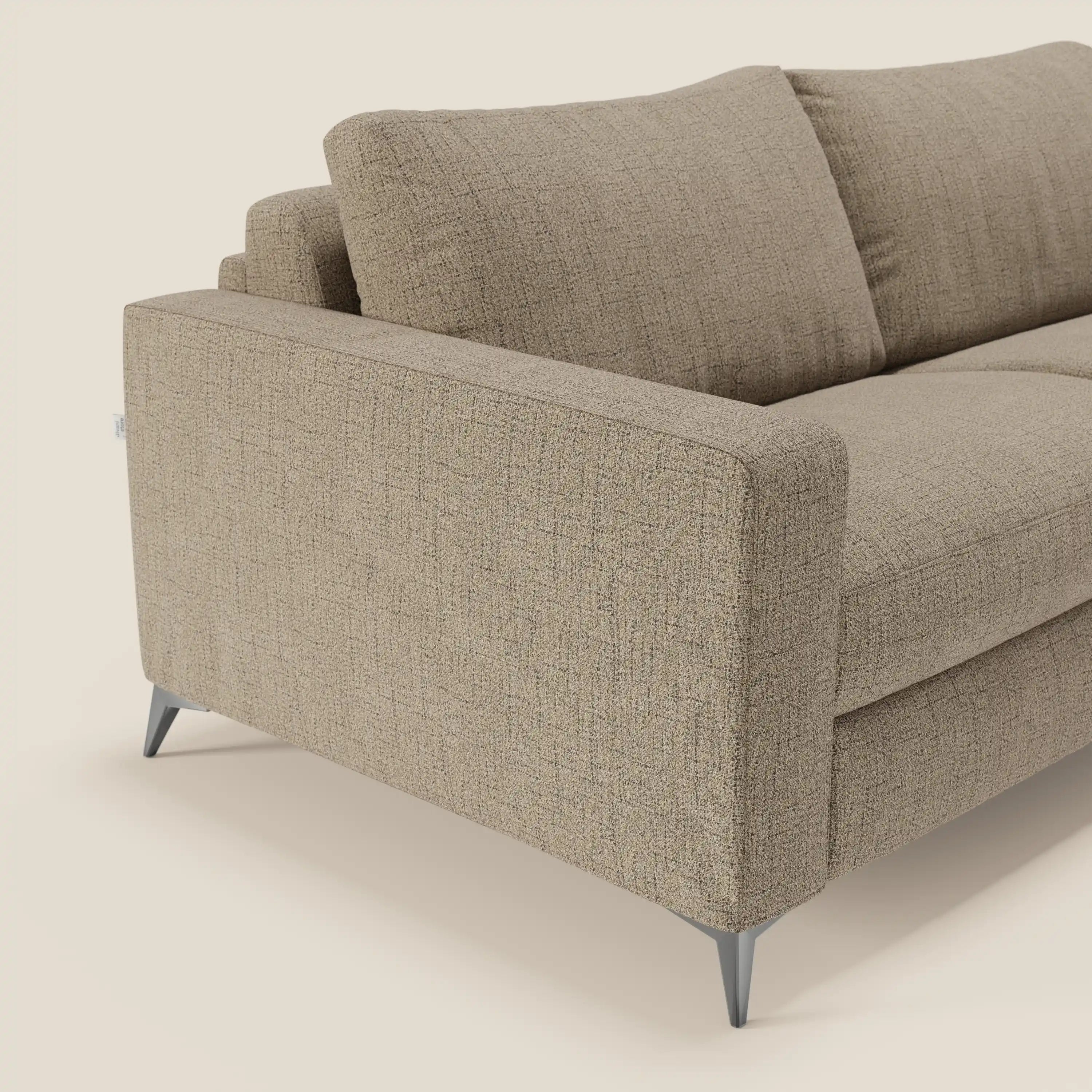 Un primo piano del divano letto matrimoniale Alaya di Divani.Store, caratterizzato da morbidi cuscini in tessuto impermeabile T03 marrone, ampi schienali e braccioli spessi su eleganti gambe in metallo per un living moderno e confortevole.