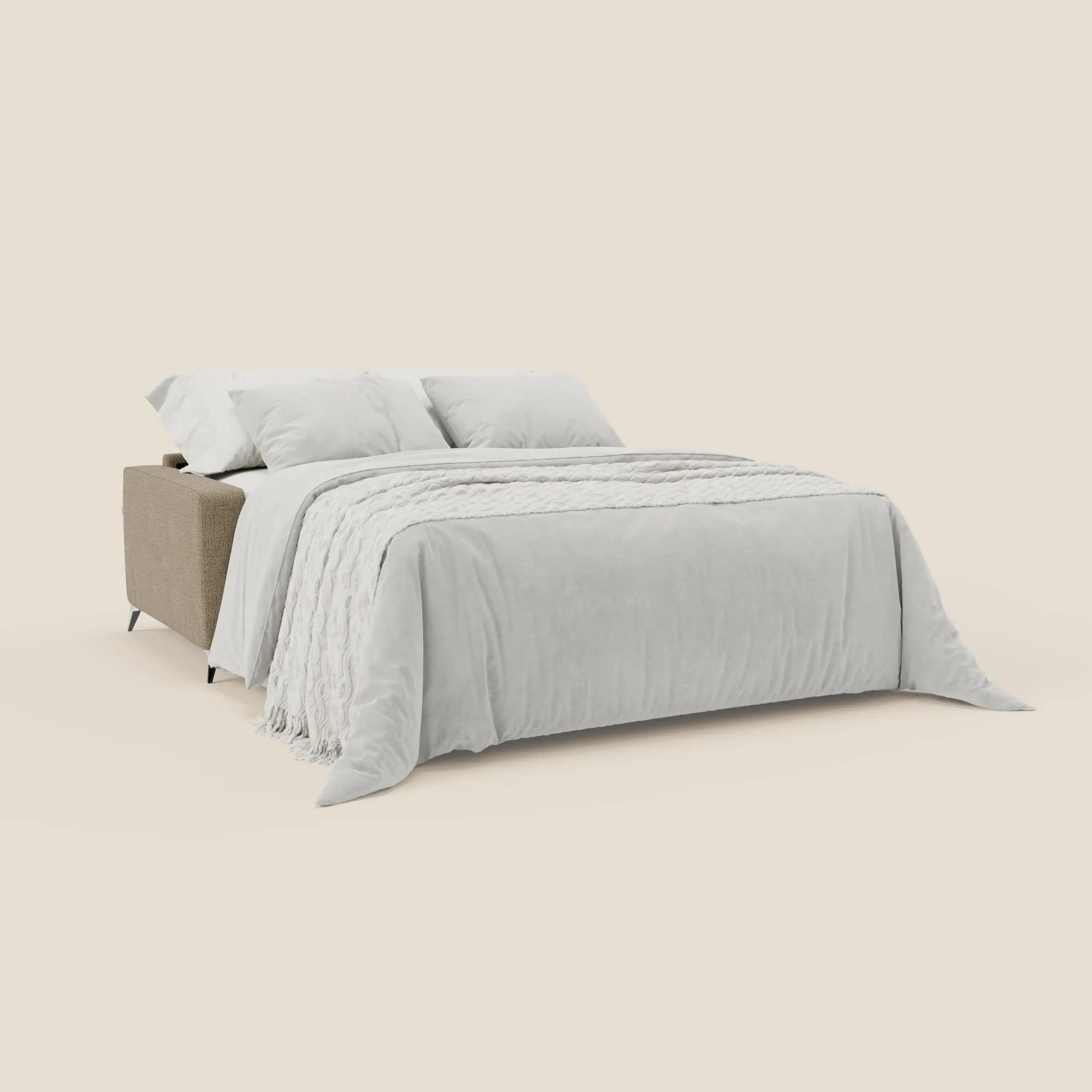 Il divano letto matrimoniale Alaya di Divani.Store si trasforma in un letto con morbidi cuscini impermeabili di colore marrone T03, che fonde comfort e design moderno su uno sfondo beige.