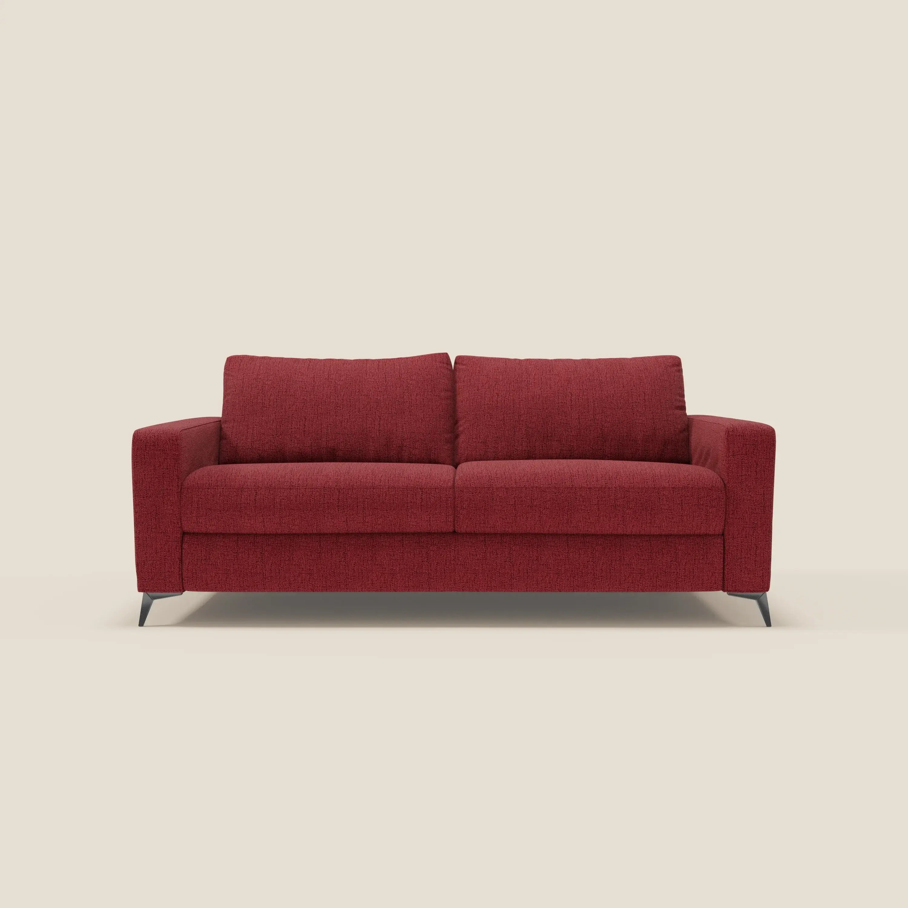 Il divano letto matrimoniale Alaya di Divani.Store, in tessuto impermeabile T03 rosso, presenta linee minimal e simmetriche, braccioli squadrati e due ampi cuscini di schienale, con gambe nere inclinate.