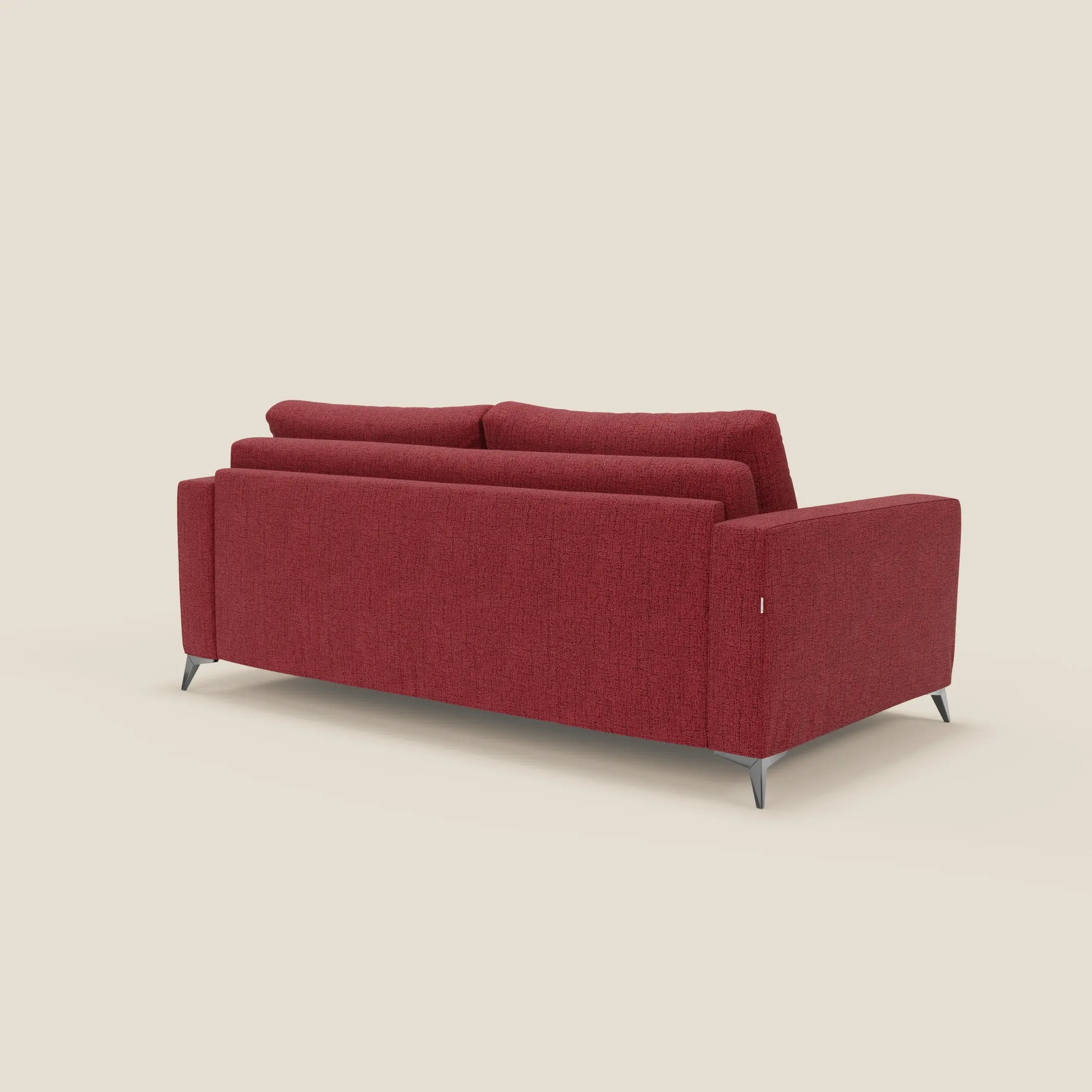 Il letto matrimoniale Alaya Divano di Divani.Store è caratterizzato da cuscini morbidi in tessuto impermeabile T03 rosso, linee pulite, profilo basso e poggia su sottili gambe angolate in metallo. Il suo design minimale e rettangolare risalta su uno sfondo chiaro.