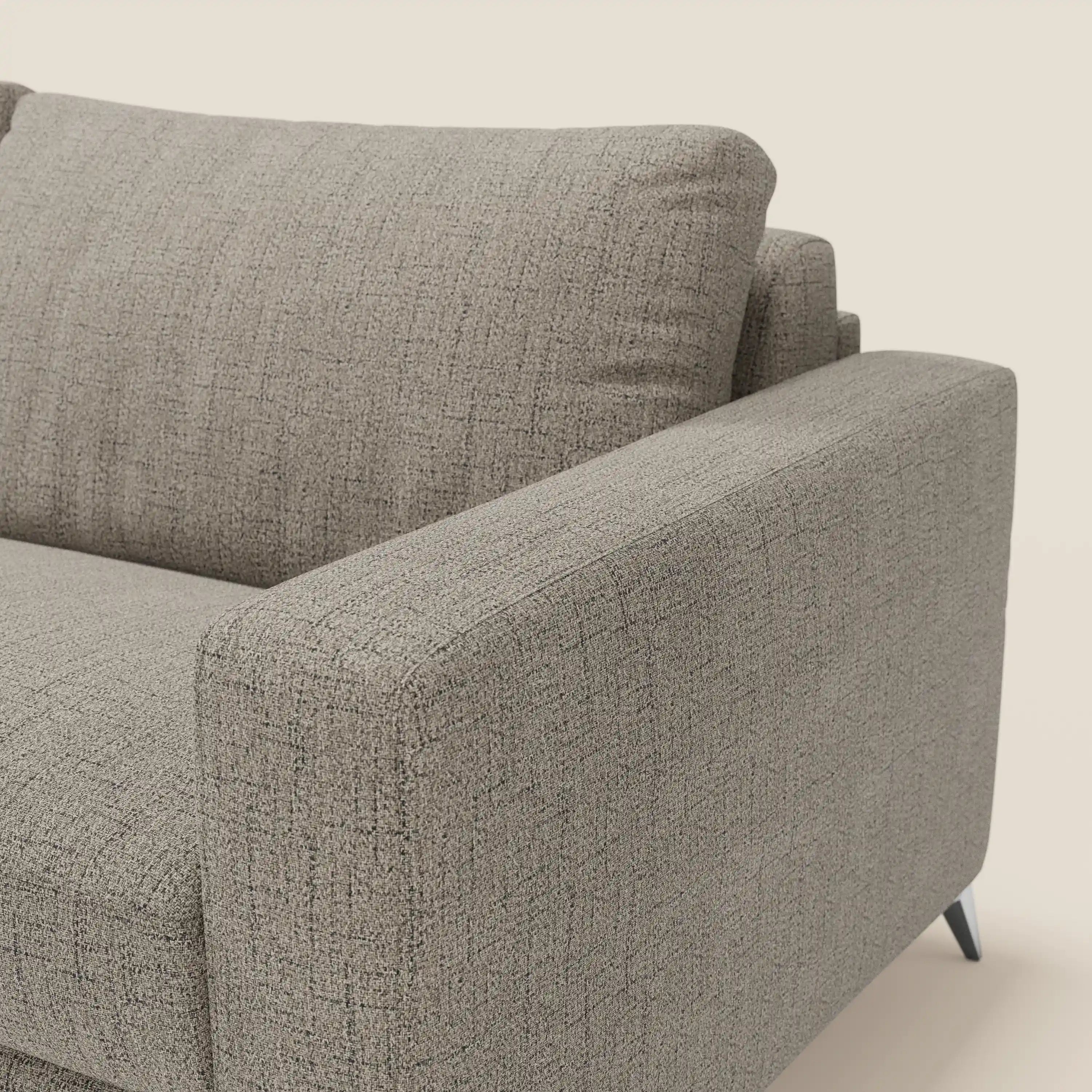 Primo piano del letto matrimoniale Alaya Divano di Divani.Store in tessuto impermeabile T03 talpa, che mette in evidenza il bracciolo destro, lo schienale e il cuscino di seduta con aspetto strutturato e gambe corte nere, ideali per un design minimale.