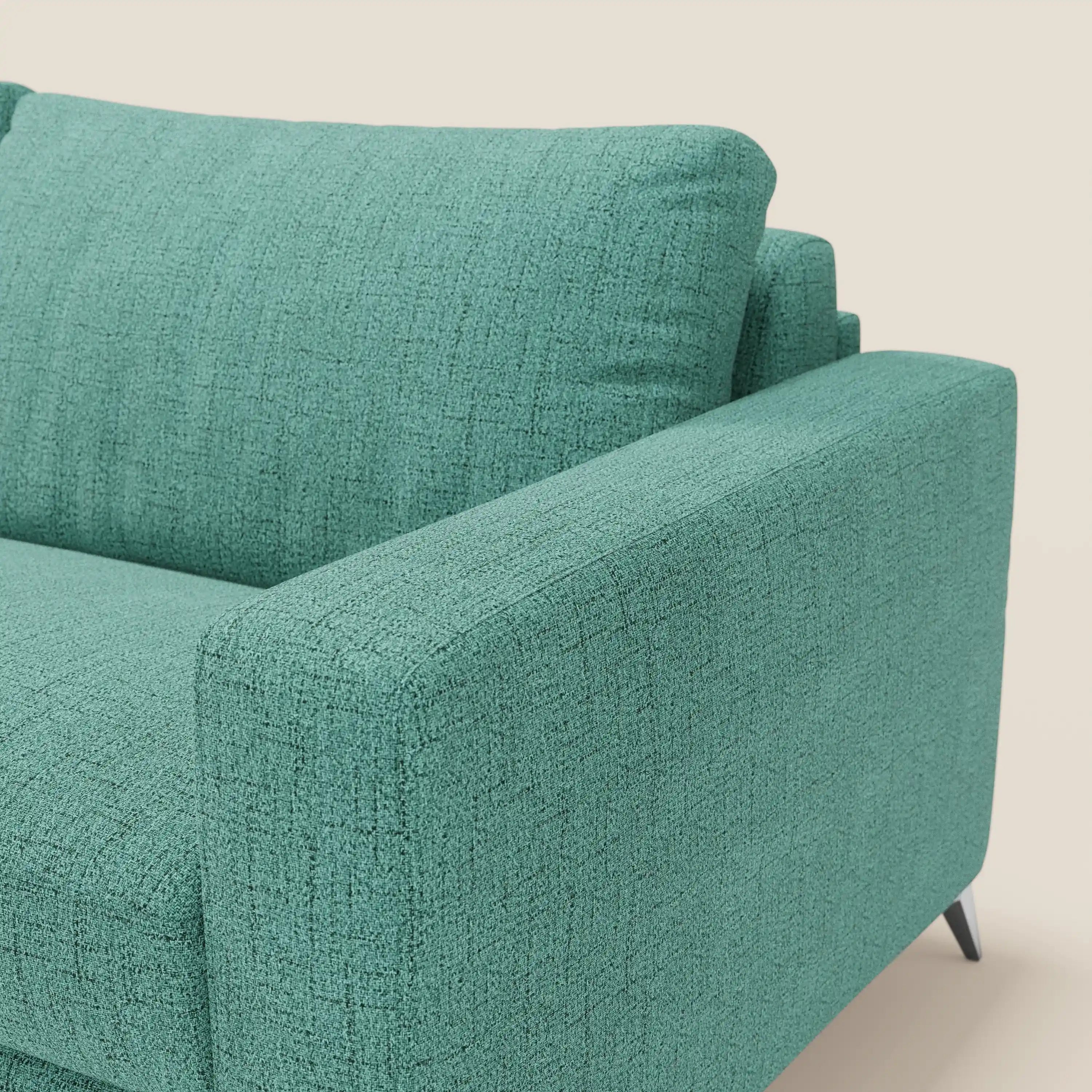 Primo piano del lato destro del letto matrimoniale Alaya Divano di Divani.Store in tessuto impermeabile T03 verde acqua, caratterizzato da morbidi cuscini, design minimale, gambe angolari nere, bracciolo, schienale, cuscino di seduta e parte del cuscino.