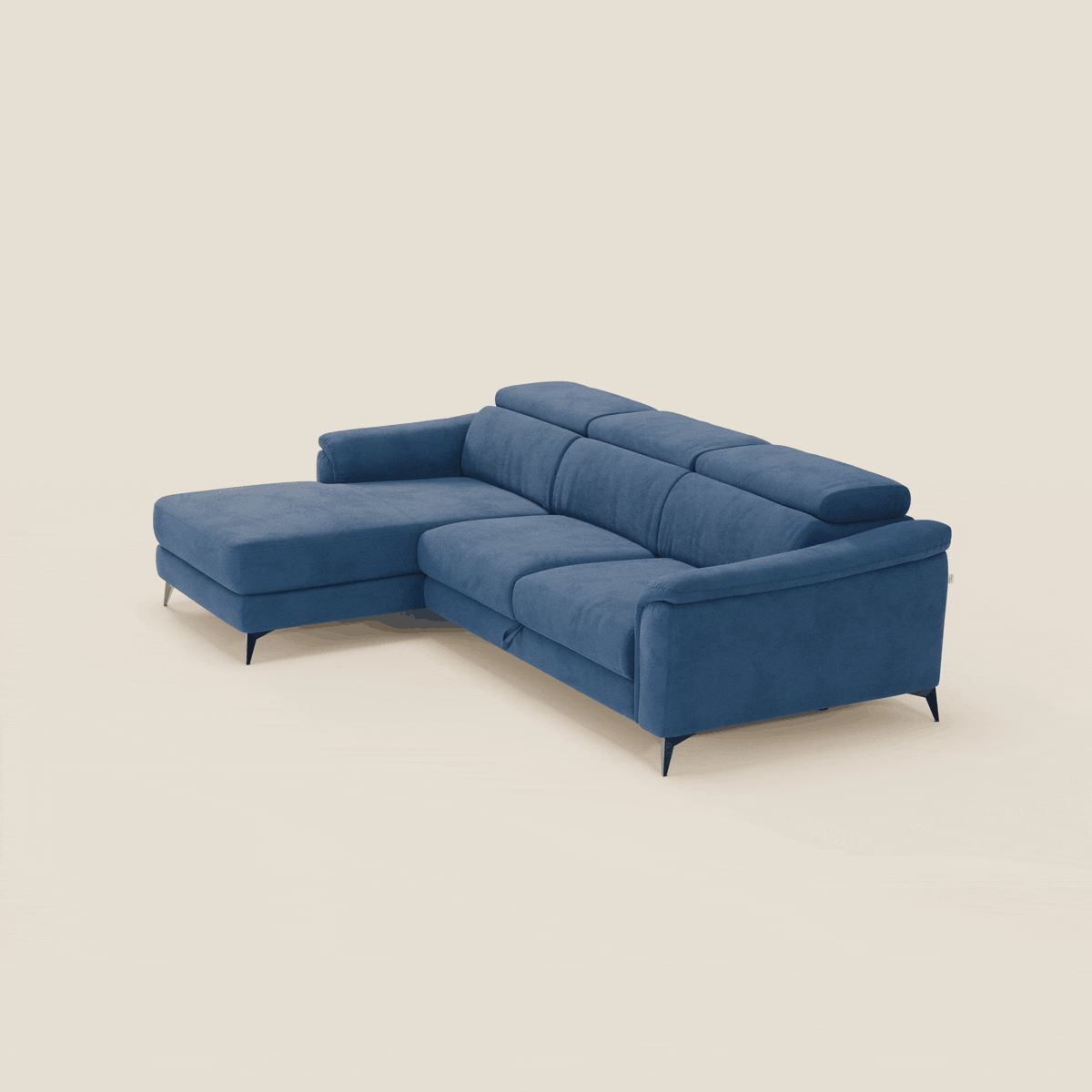 Il divano Arcos con penisola di Divani.Store in microfibra blu impermeabile T11 è dotato di chaise longue sinistra, poggiatesta regolabile, braccioli sottili e gambe alte nere per il massimo comfort e stile, su sfondo crema.