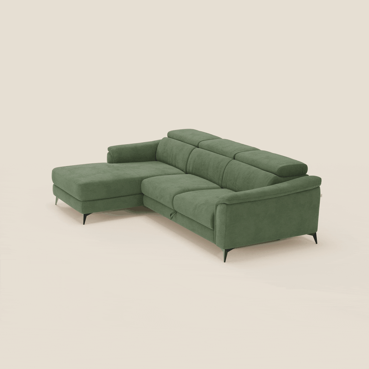 L'Arcos Divano con penisola T11 verde di Divani.Store è caratterizzato da un design a L con piedi alti, poggiatesta reclinabili e microfibra impermeabile, chaise longue a sinistra, su uno sfondo beige chiaro.